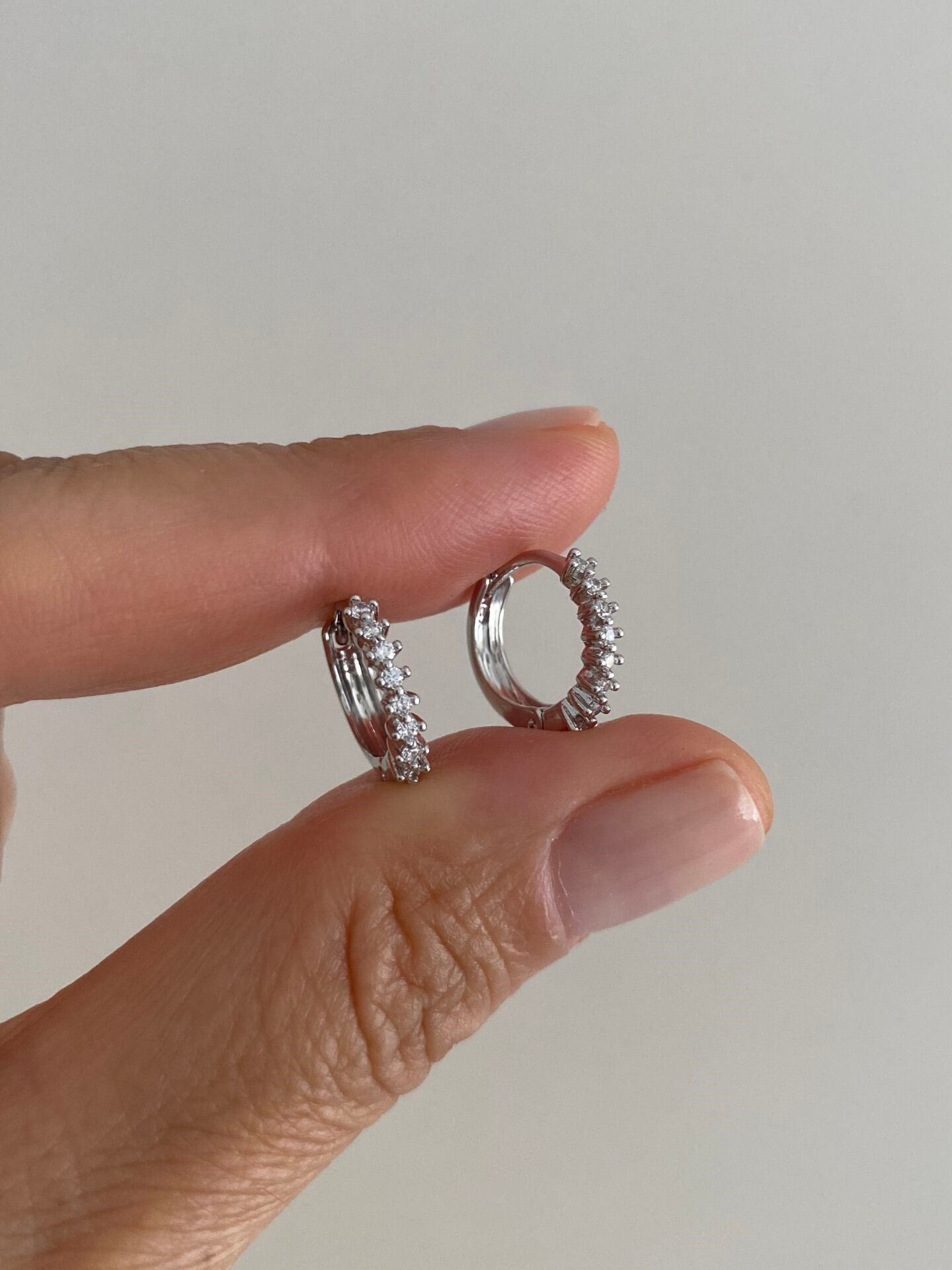 Özel Seri Sıralı Taşlı Minimal Halka Küpe