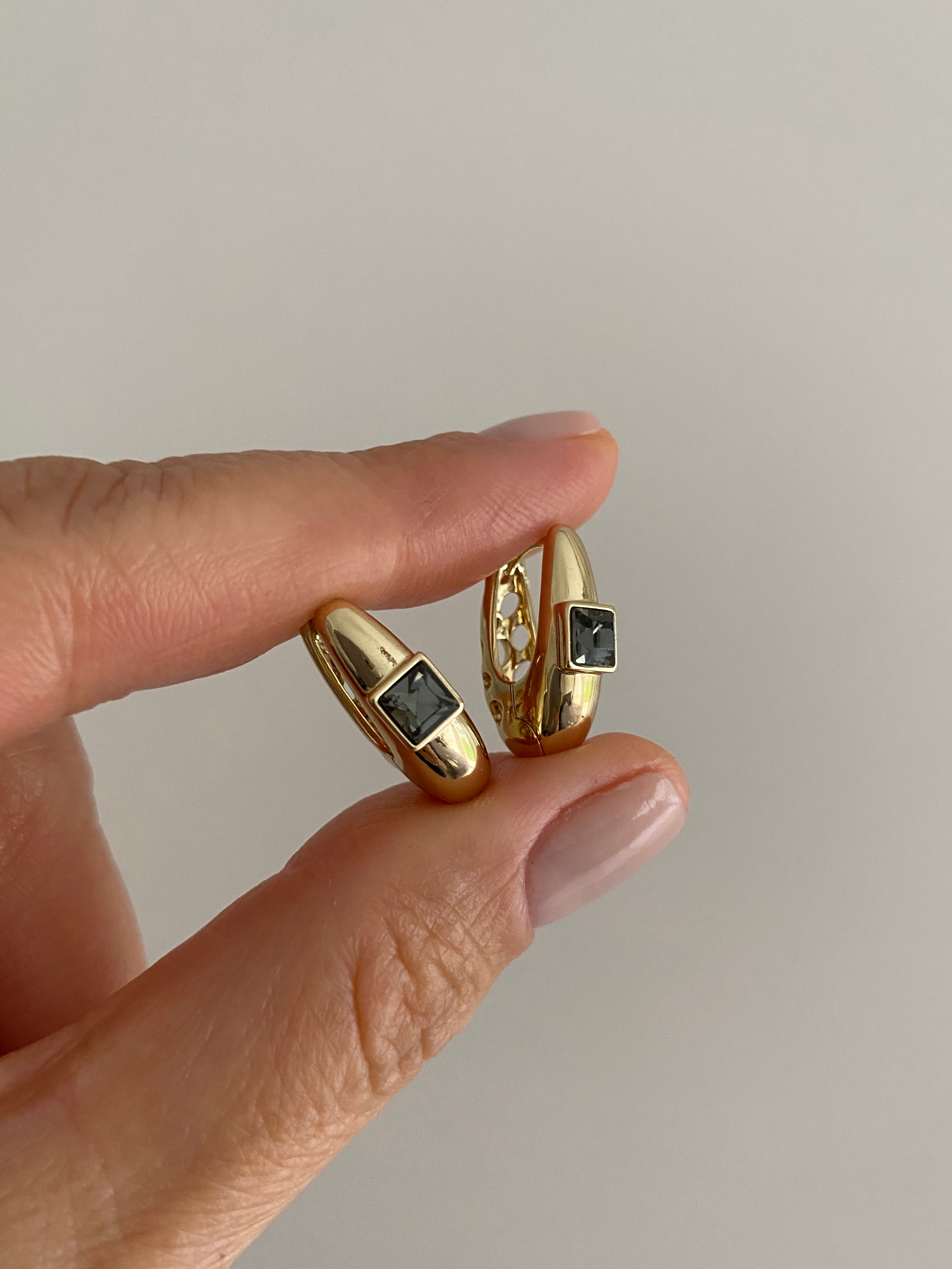 Özel Seri Swarovski Antrasit Taşlı Bombeli Halka Küpe