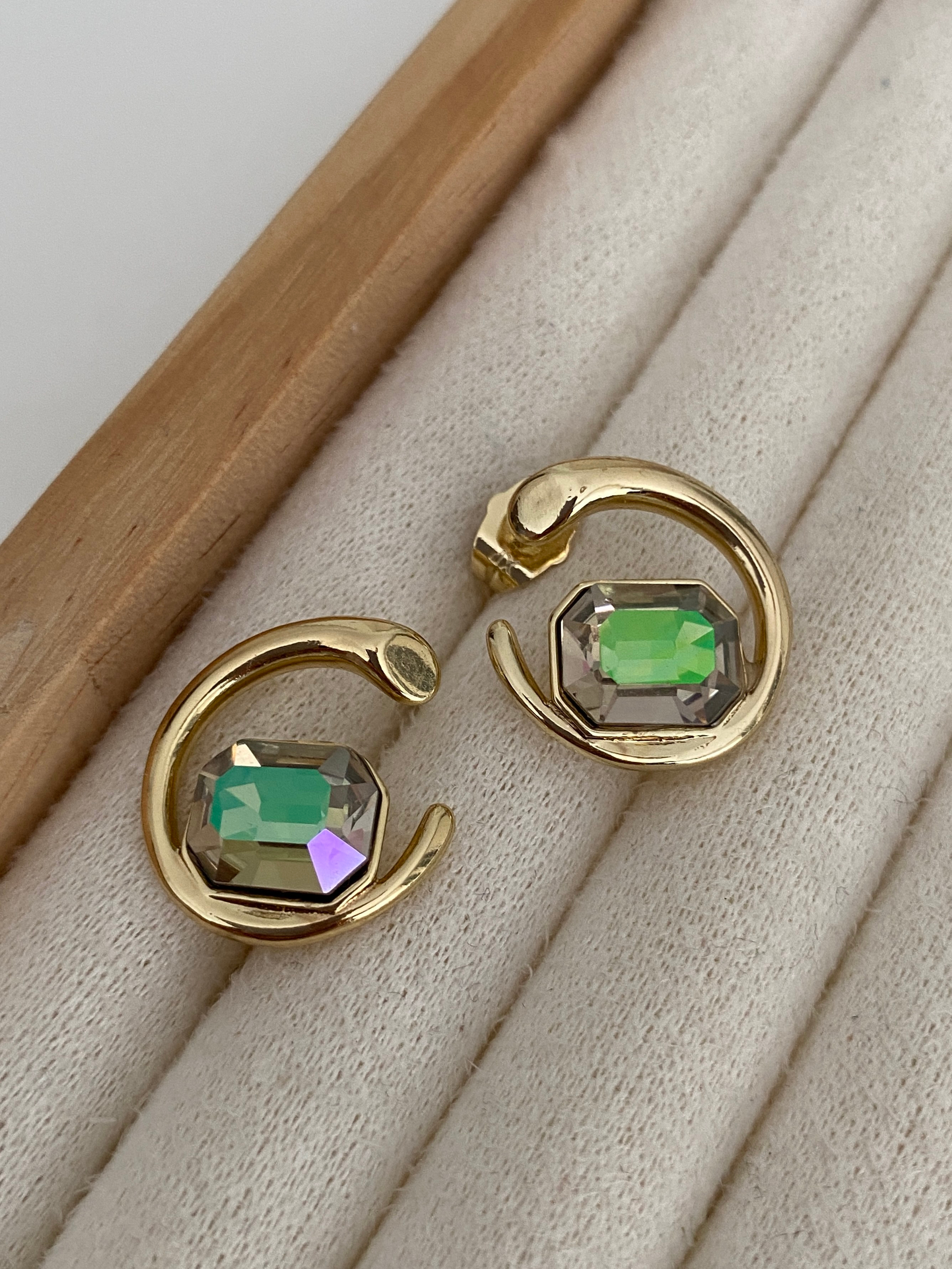 Özel Seri Swarovski Taşlı Spiral Düğme Küpe