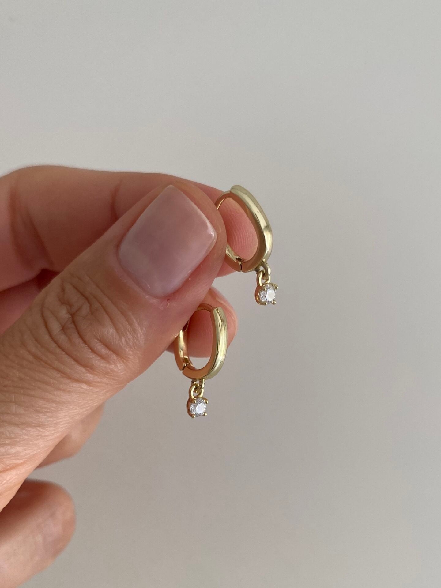 Özel Seri Tek Taş Sallantılı Minimal Halka Küpe