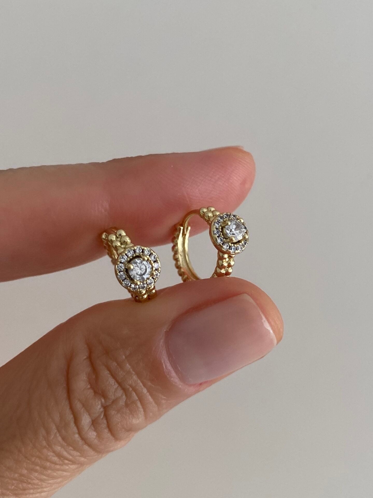 Özel Seri Tek Taşlı Dorika Sıralı Minimal Halka Küpe