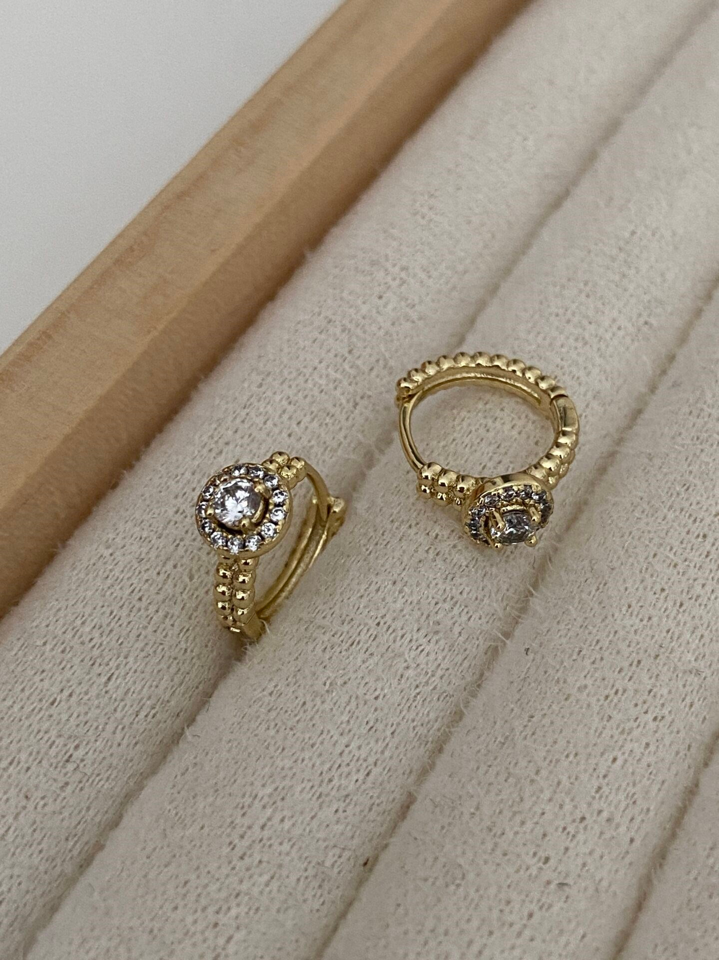 Özel Seri Tek Taşlı Dorika Sıralı Minimal Halka Küpe