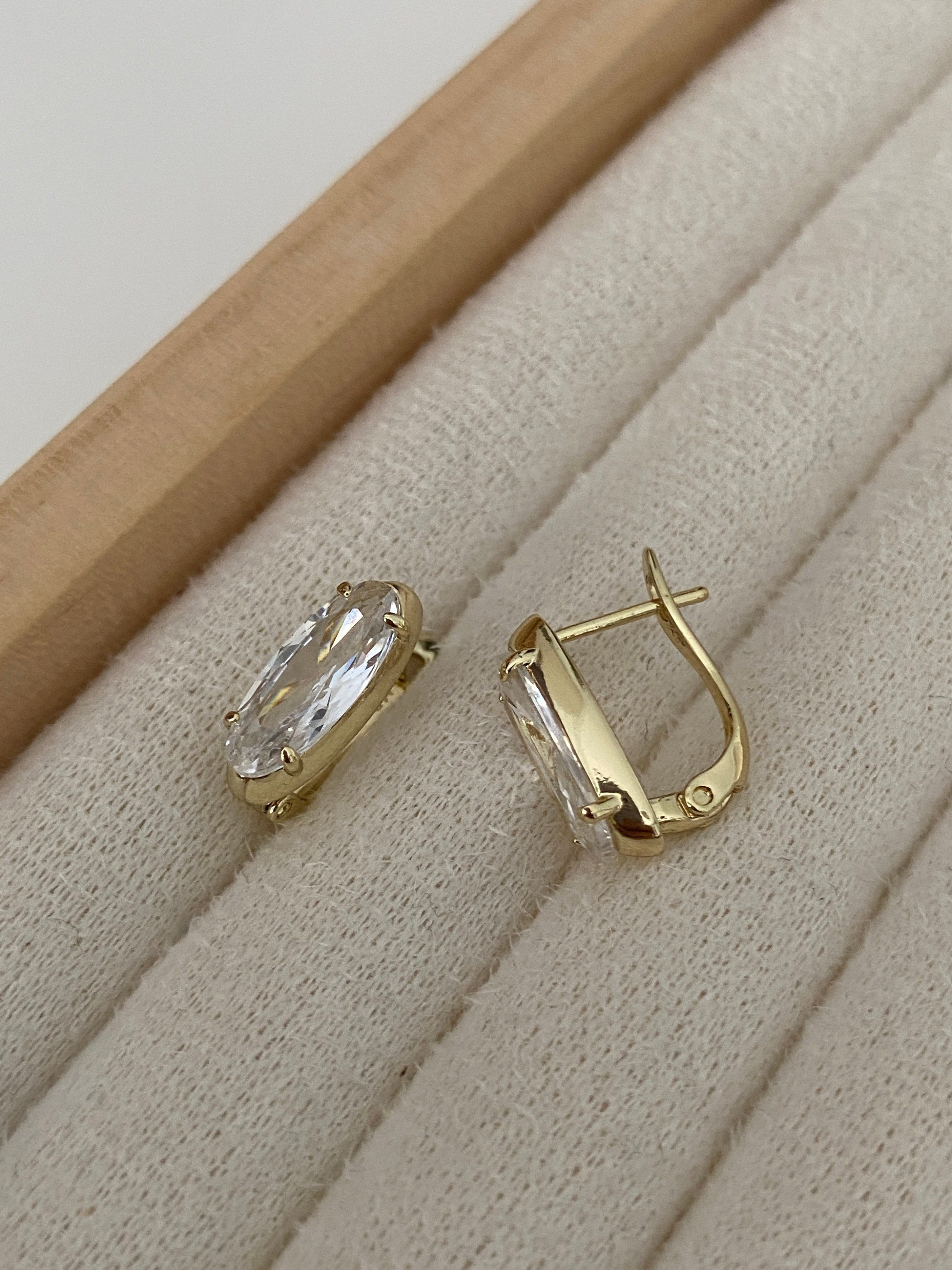 Özel Seri Tırnaklı Oval Taşlı Minimal Halka Küpe