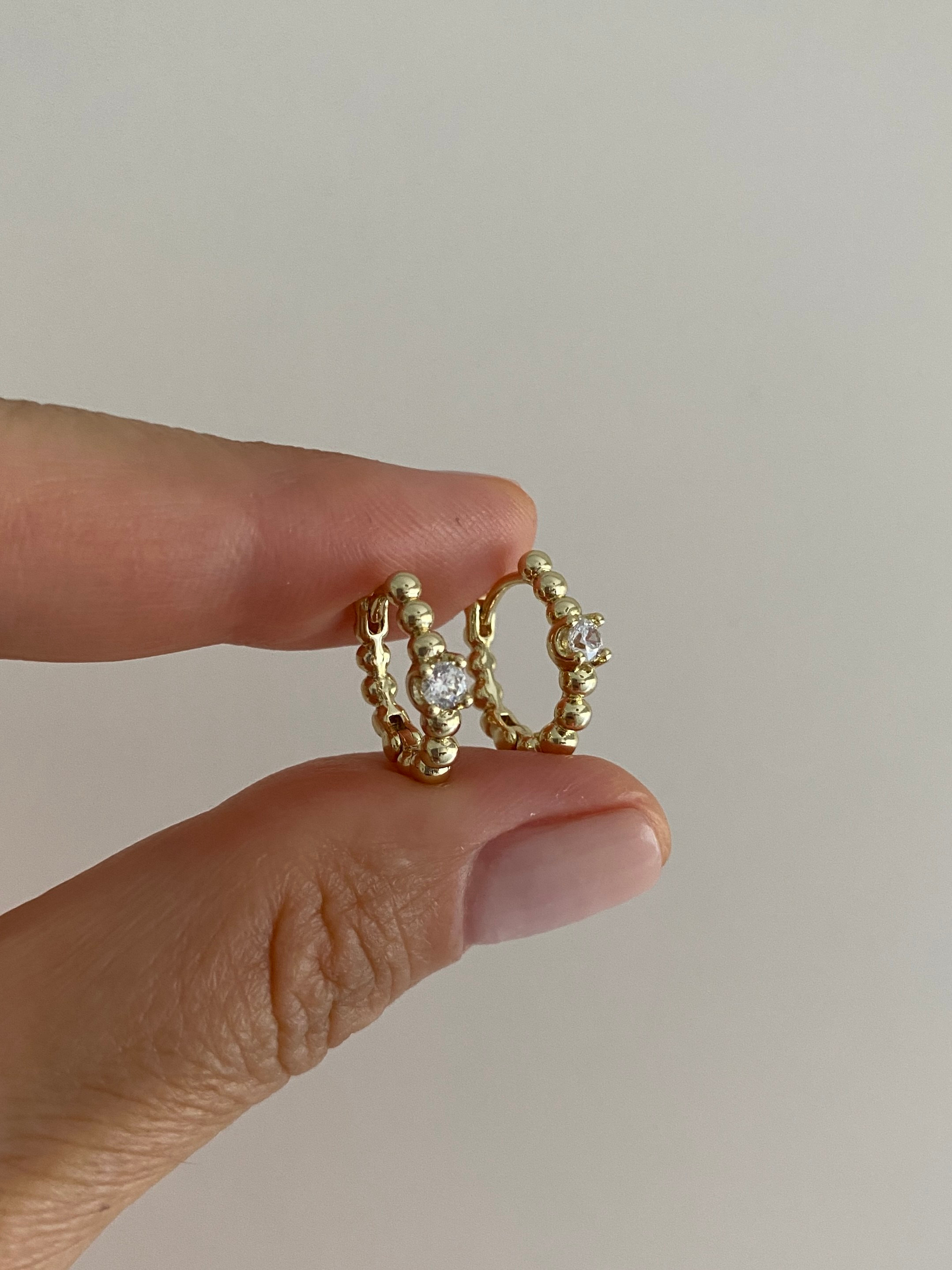 Özel Seri Topçuk Detaylı Taşlı Minimal Küpe