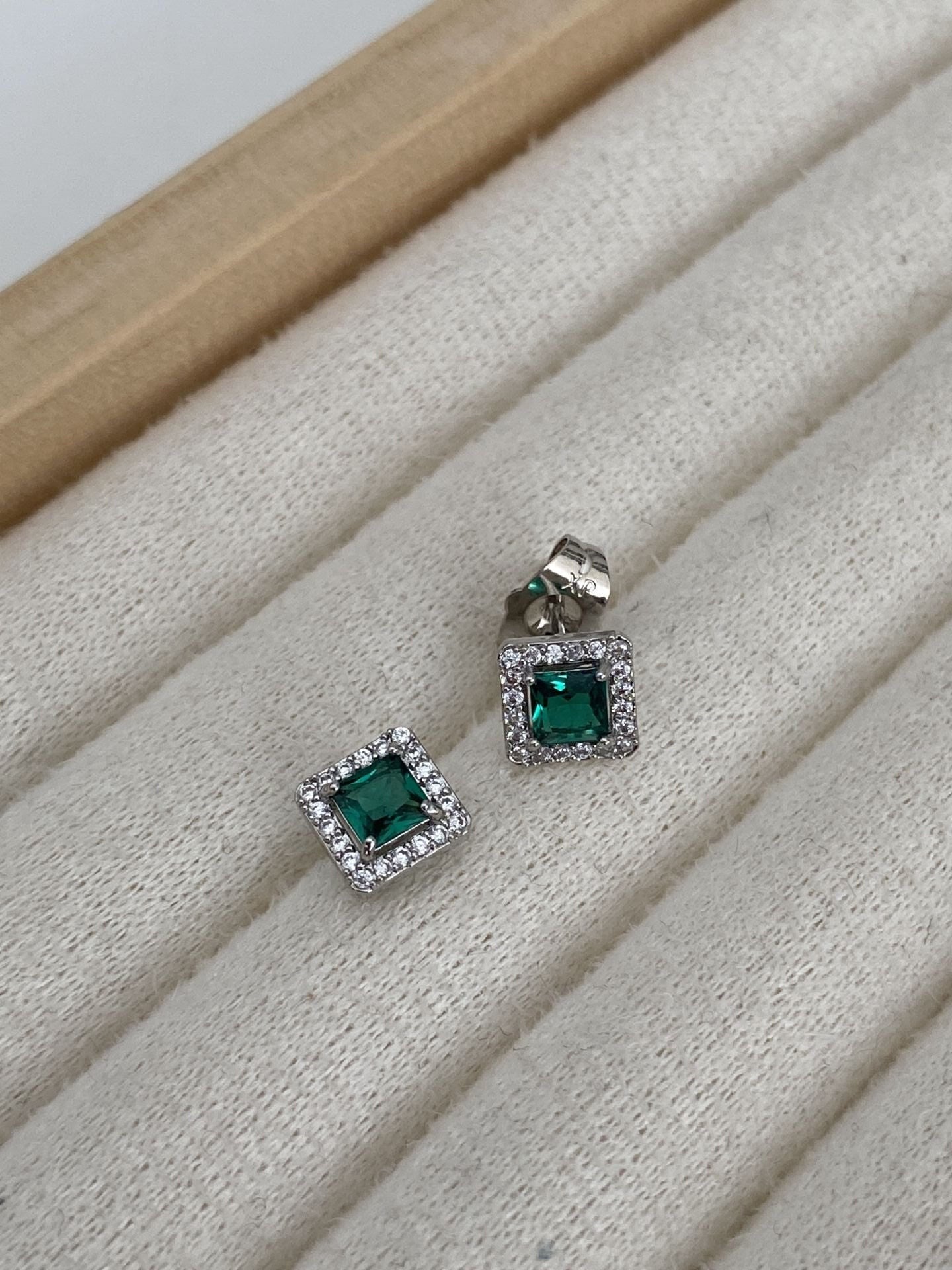 Özel Seri Yeşil Kristal Taşlı Kare Form Minimal Küpe