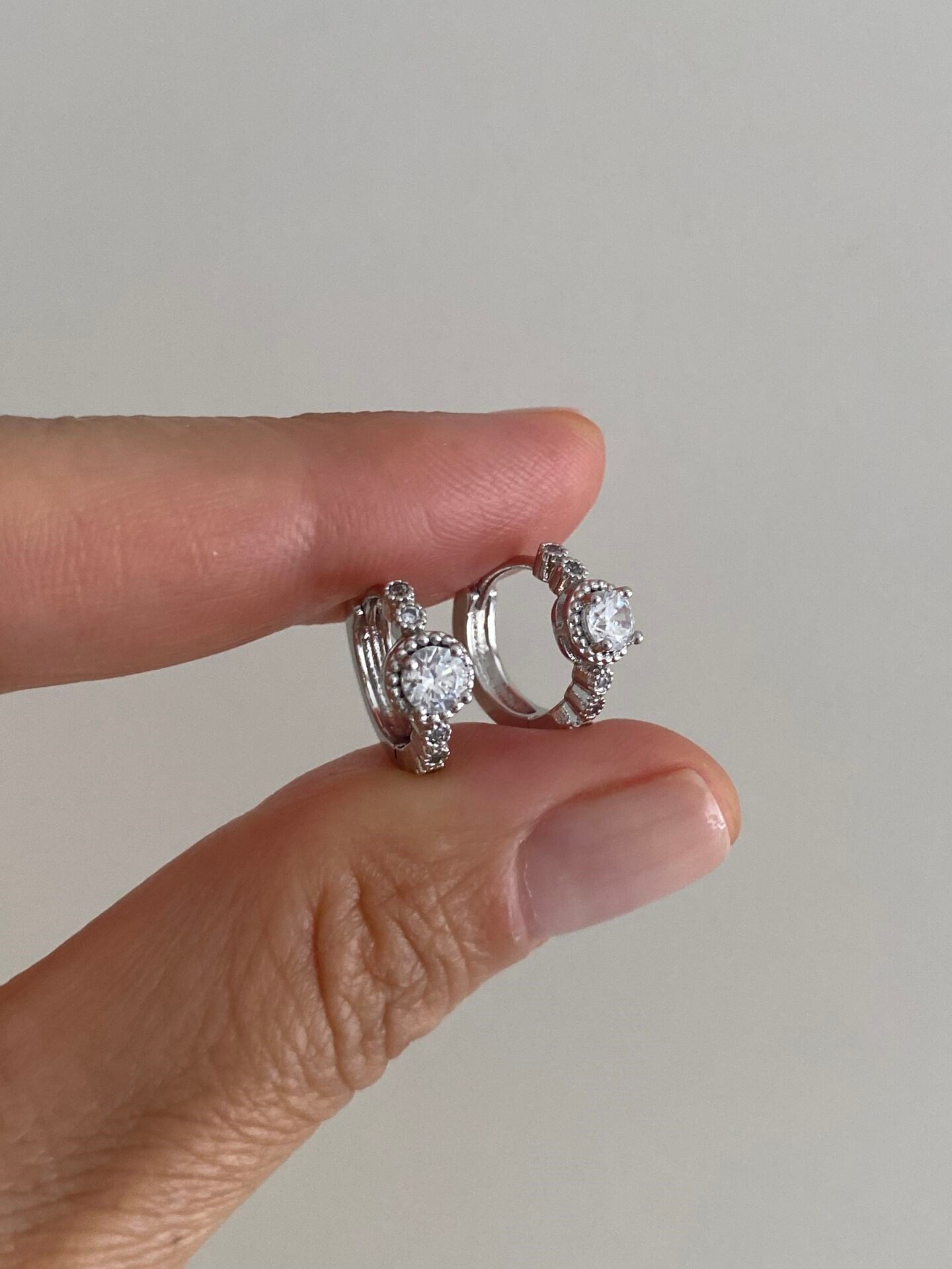 Özel Seri Yuvarlak Sıralı Taşlı Minimal Halka Küpe