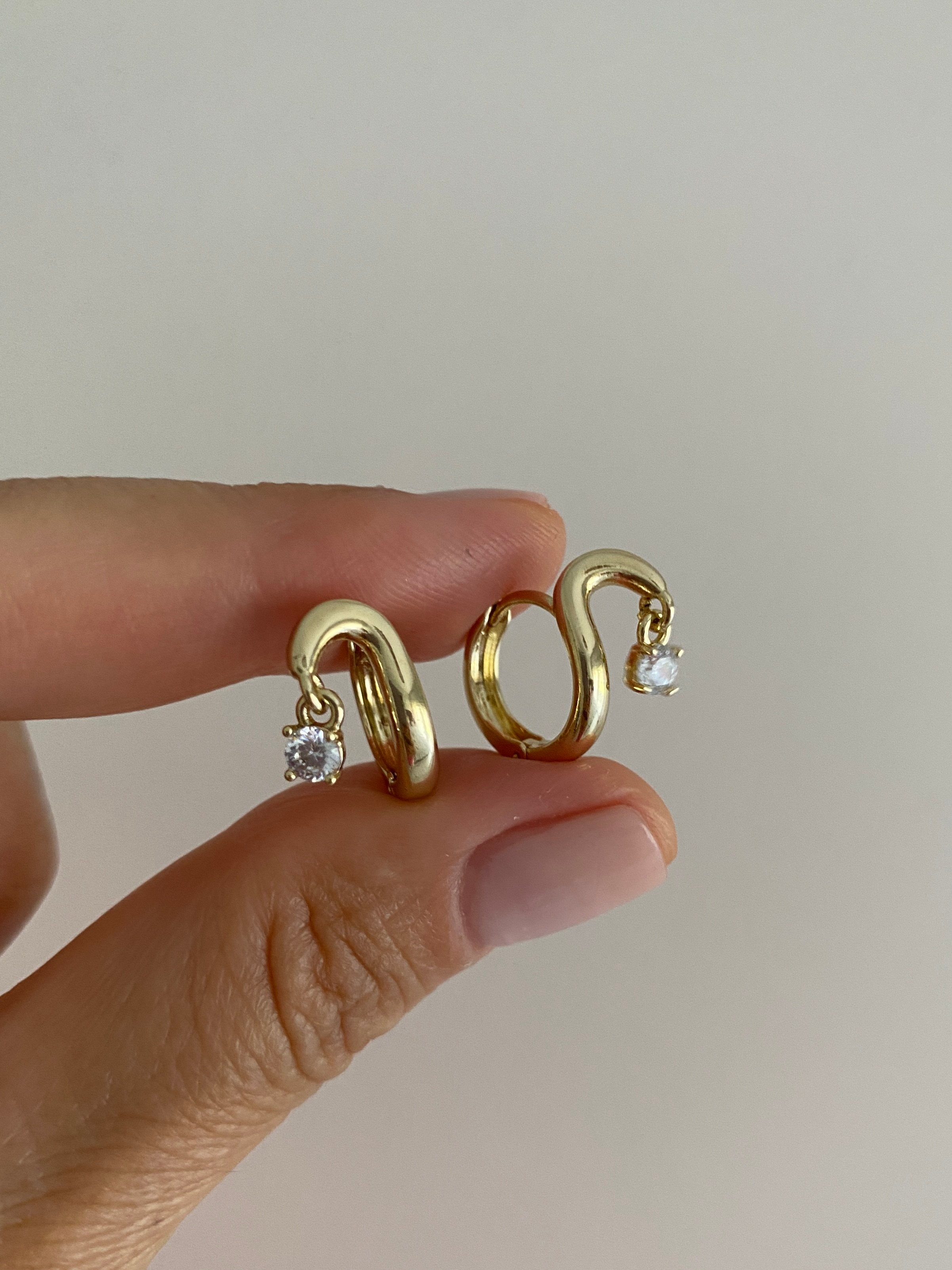 Tek Taş Sallamalı Minimal Kıvrımlı Halka Küpe