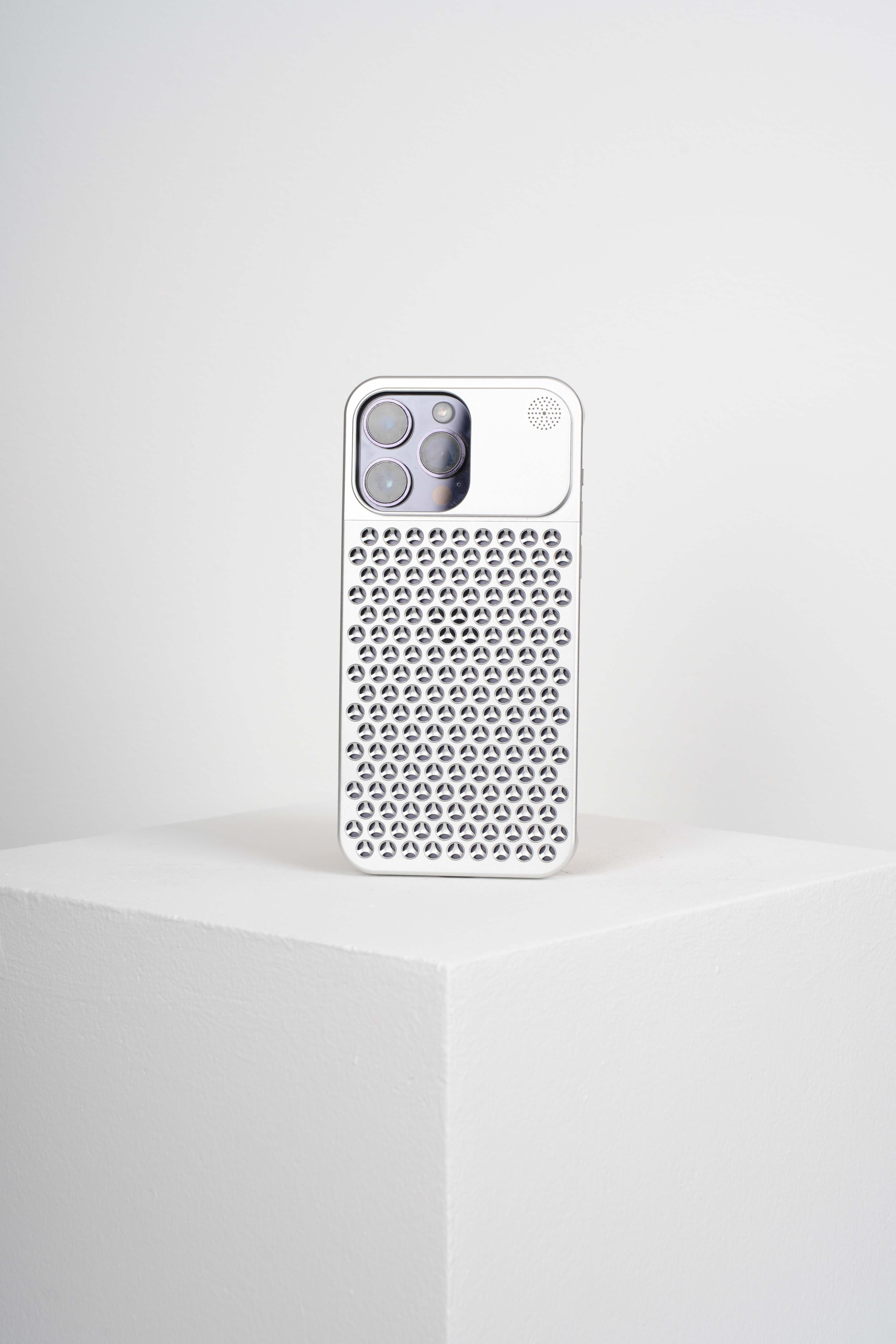 The Bulwark 14 Pro Max Silver Magsafe Özellikli Alüminyum Alaşımlı,Kokulu Metal Kızaklı Telefon Kılıfı14 pro maxWATCHOFROYALThe BulwarkThe Bulwark 14 Pro Max Silver Magsafe Özellikli Alüminyum Alaşımlı,Kokulu Metal Kızaklı Telefon Kılıfı