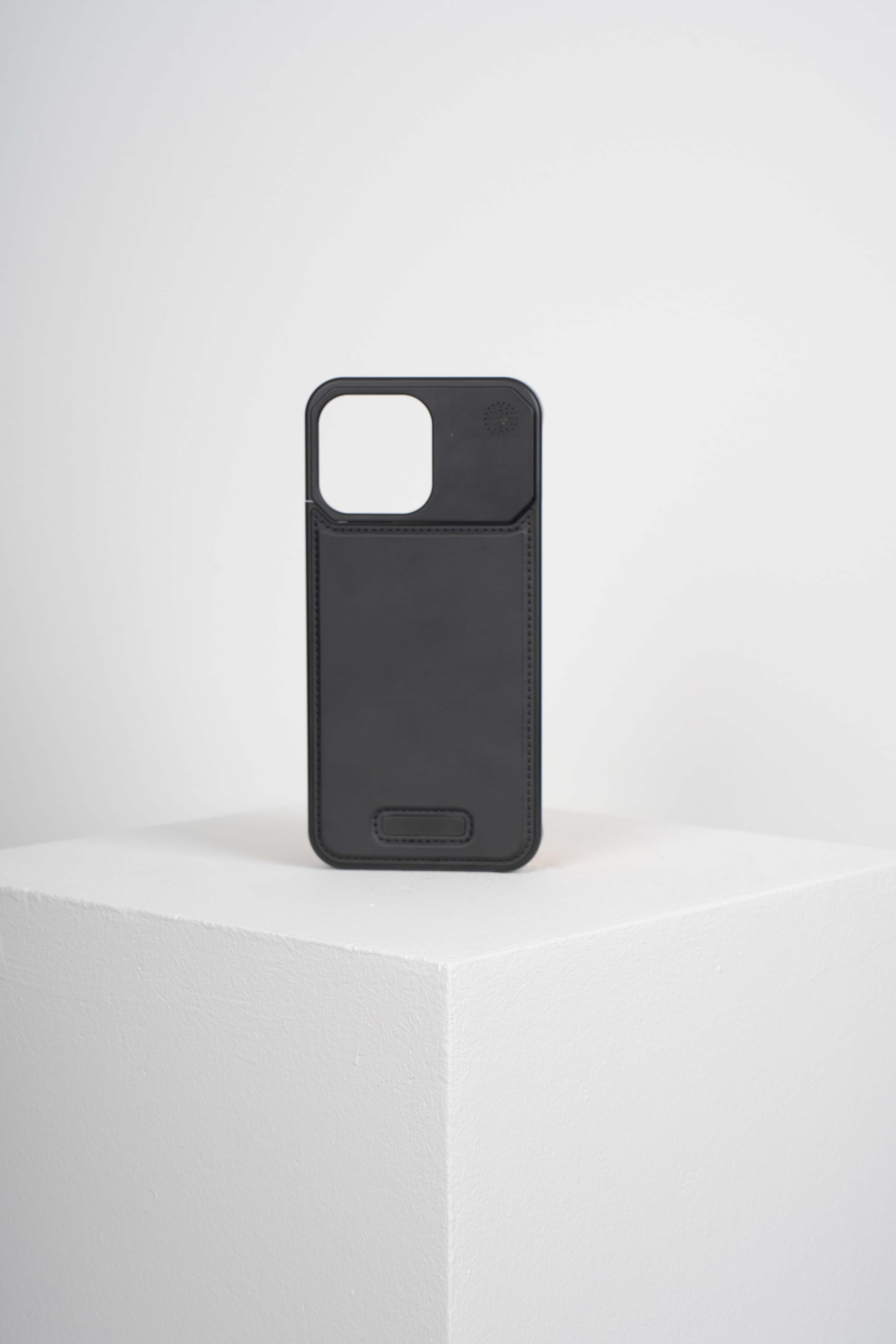 Therock 15 Pro Max Siyah Magsafe Özellikli Alüminyum Alaşımlı Hakiki Deri,Kokulu Metal Kızaklı Telefon Kılıfı15 pro maxWATCHOFROYALTherockTherock 15 Pro Max Siyah Magsafe Özellikli Alüminyum Alaşımlı Hakiki Deri,Kokulu Metal Kızaklı Telefon Kılıfı