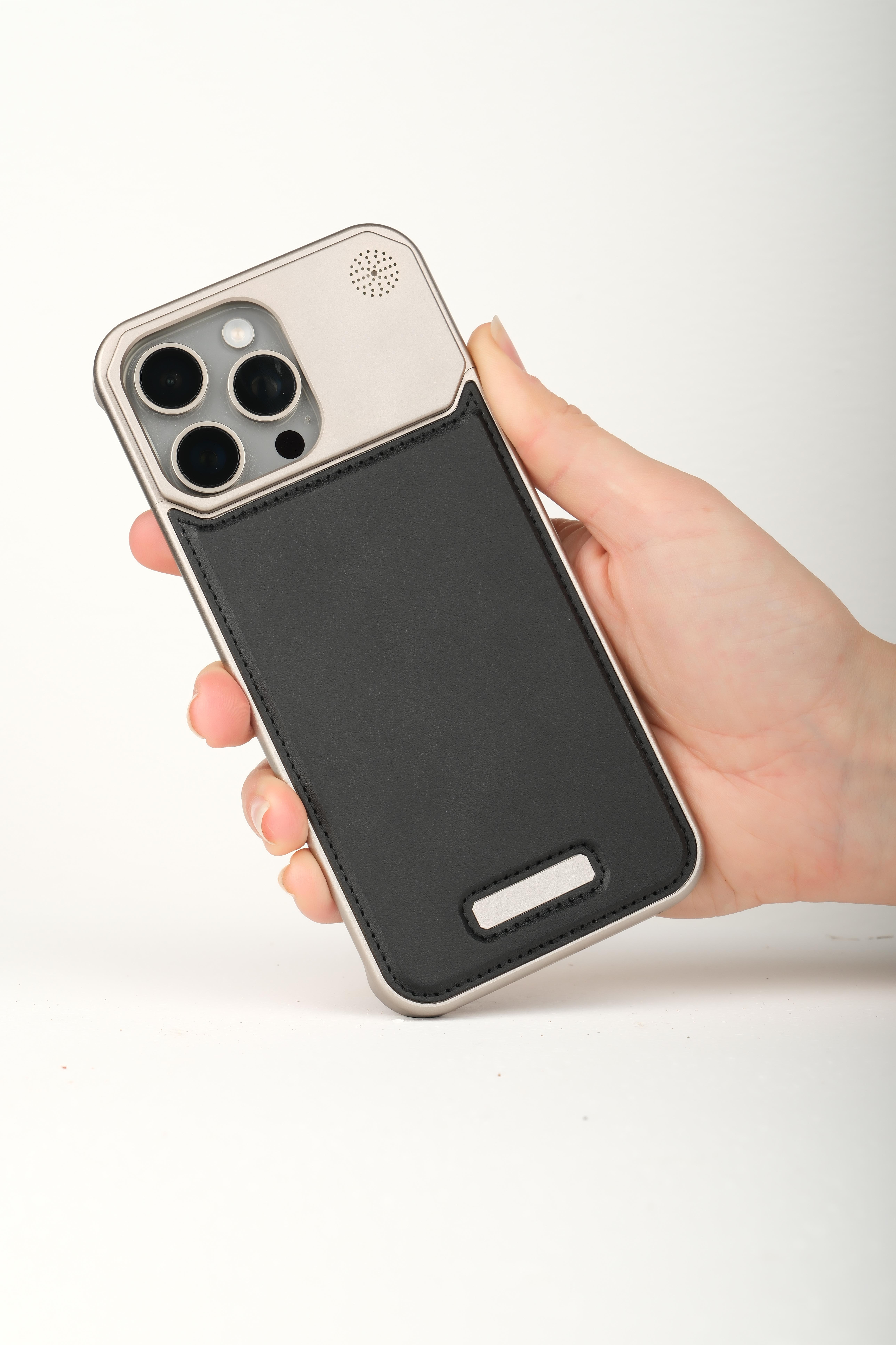 Therock 16 Pro Max Titanyum Gri Magsafe Özellikli Alüminyum Alaşımlı Hakiki Deri,Kokulu Metal Kızaklı Telefon Kılıfı16 Pro MaxWATCHOFROYALTherockTherock 16 Pro Max Titanyum Gri Magsafe Özellikli Alüminyum Alaşımlı Hakiki Deri,Kokulu Metal Kızaklı Telefon Kılıfı