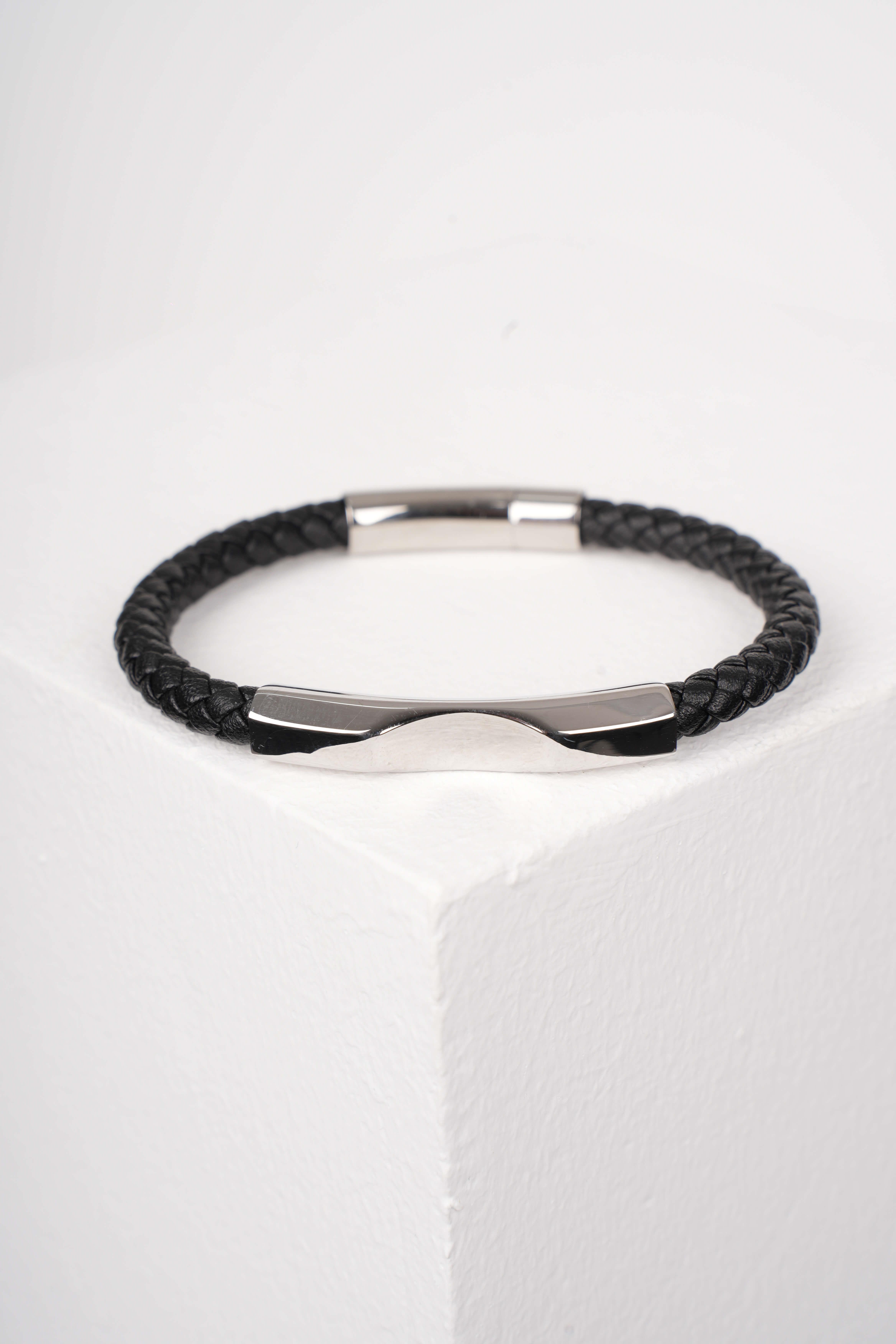 GRAVE GÜMÜŞ DERİ BİLEKLİKBraceletWATCHOFROYALGRAVEGRAVE GÜMÜŞ DERİ BİLEKLİK