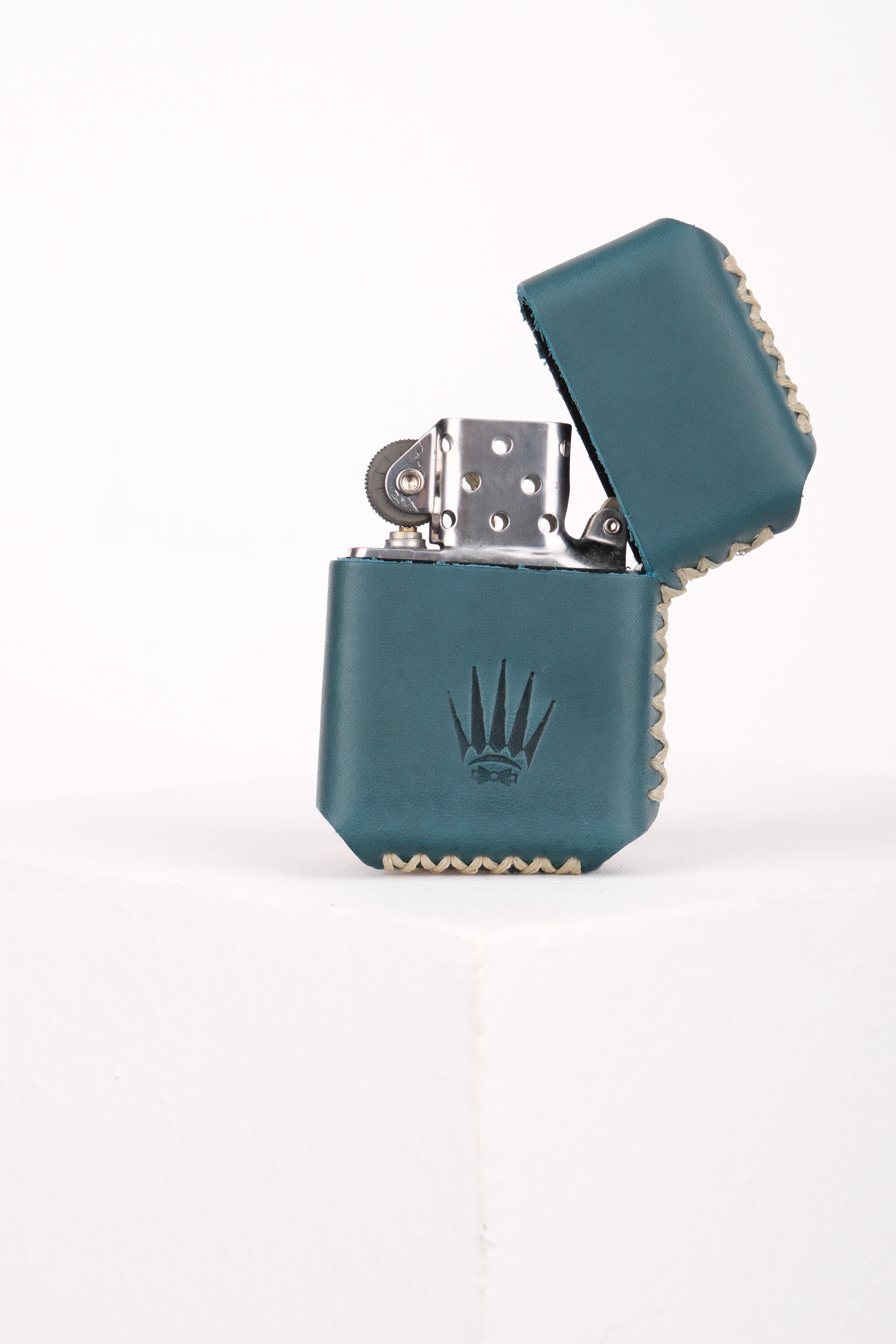 HAKİKİ DERİ BUTTERO MAVİ KILIFLI BENZİNLİ ÇAKMAK     LighterWATCHOFROYALÇAKMAKHAKİKİ DERİ BUTTERO MAVİ KILIFLI BENZİNLİ ÇAKMAK     