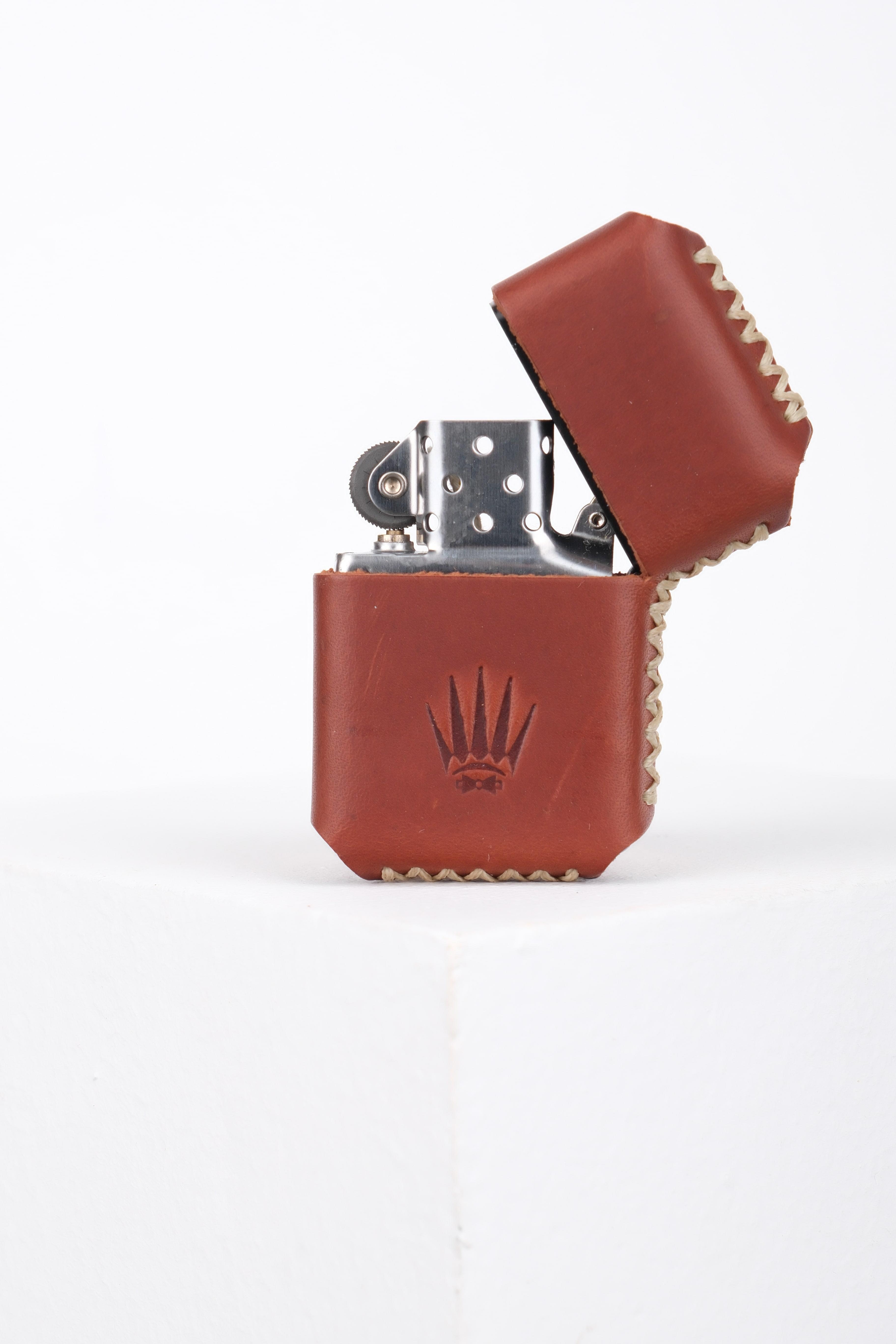 HAKİKİ DERİ BUTTERO KİREMİT KILIFLI BENZİNLİ ÇAKMAK     LighterWATCHOFROYALÇAKMAKHAKİKİ DERİ BUTTERO KİREMİT KILIFLI BENZİNLİ ÇAKMAK     