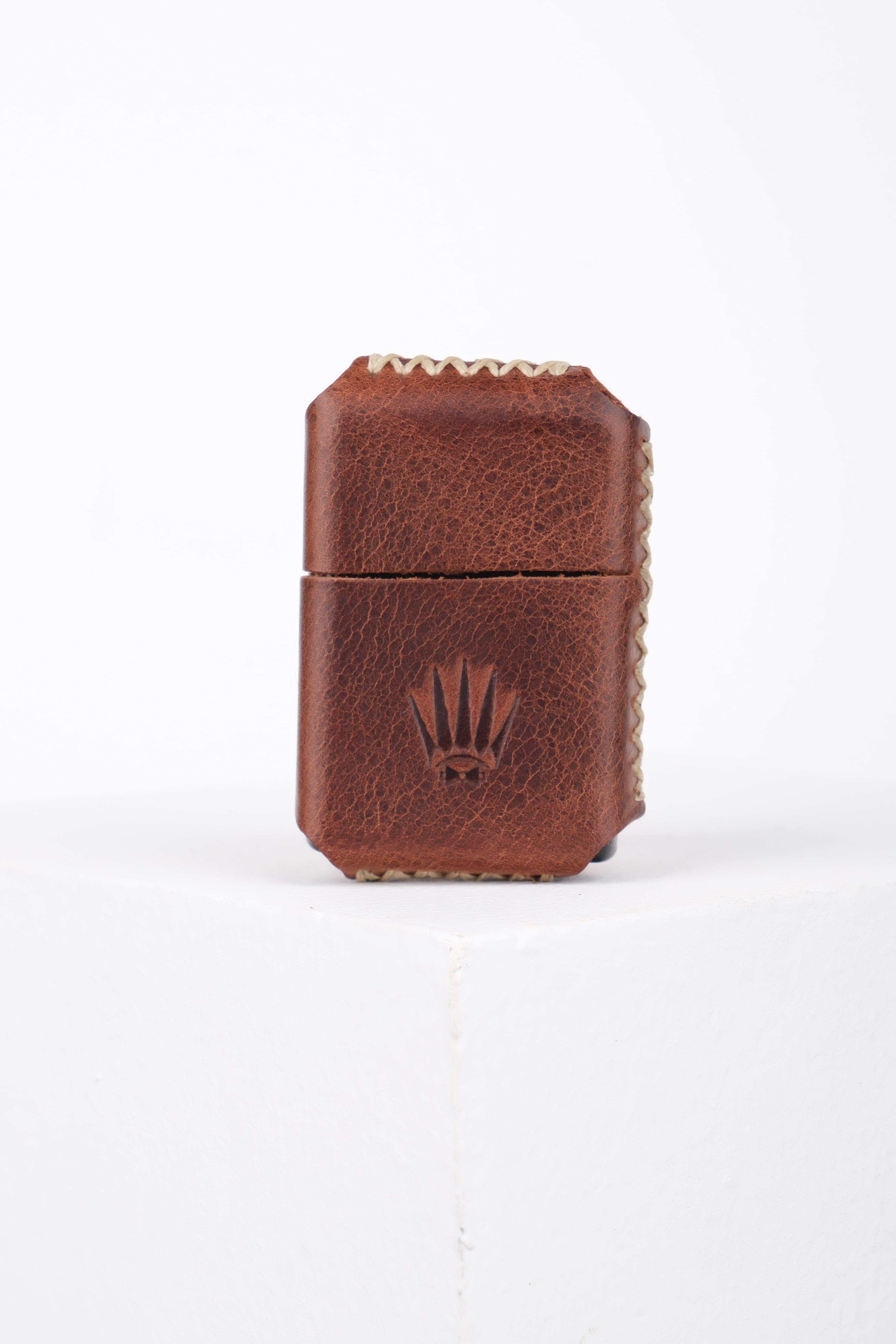 HAKİKİ DERİ G2 TABA KILIFLI BENZİNLİ ÇAKMAK     LighterWATCHOFROYALÇAKMAKHAKİKİ DERİ G2 TABA KILIFLI BENZİNLİ ÇAKMAK     