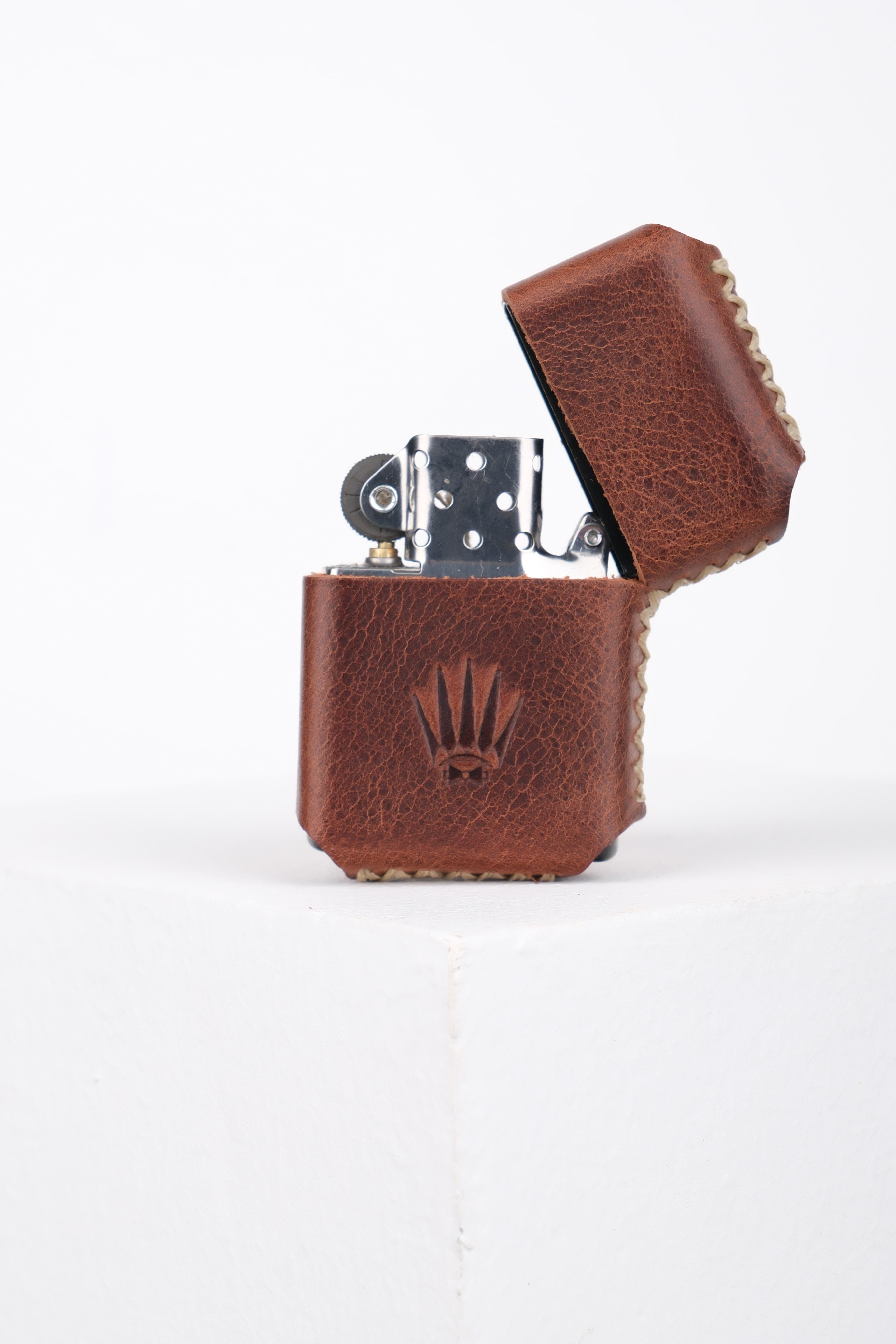 HAKİKİ DERİ G2 TABA KILIFLI BENZİNLİ ÇAKMAK     LighterWATCHOFROYALÇAKMAKHAKİKİ DERİ G2 TABA KILIFLI BENZİNLİ ÇAKMAK     