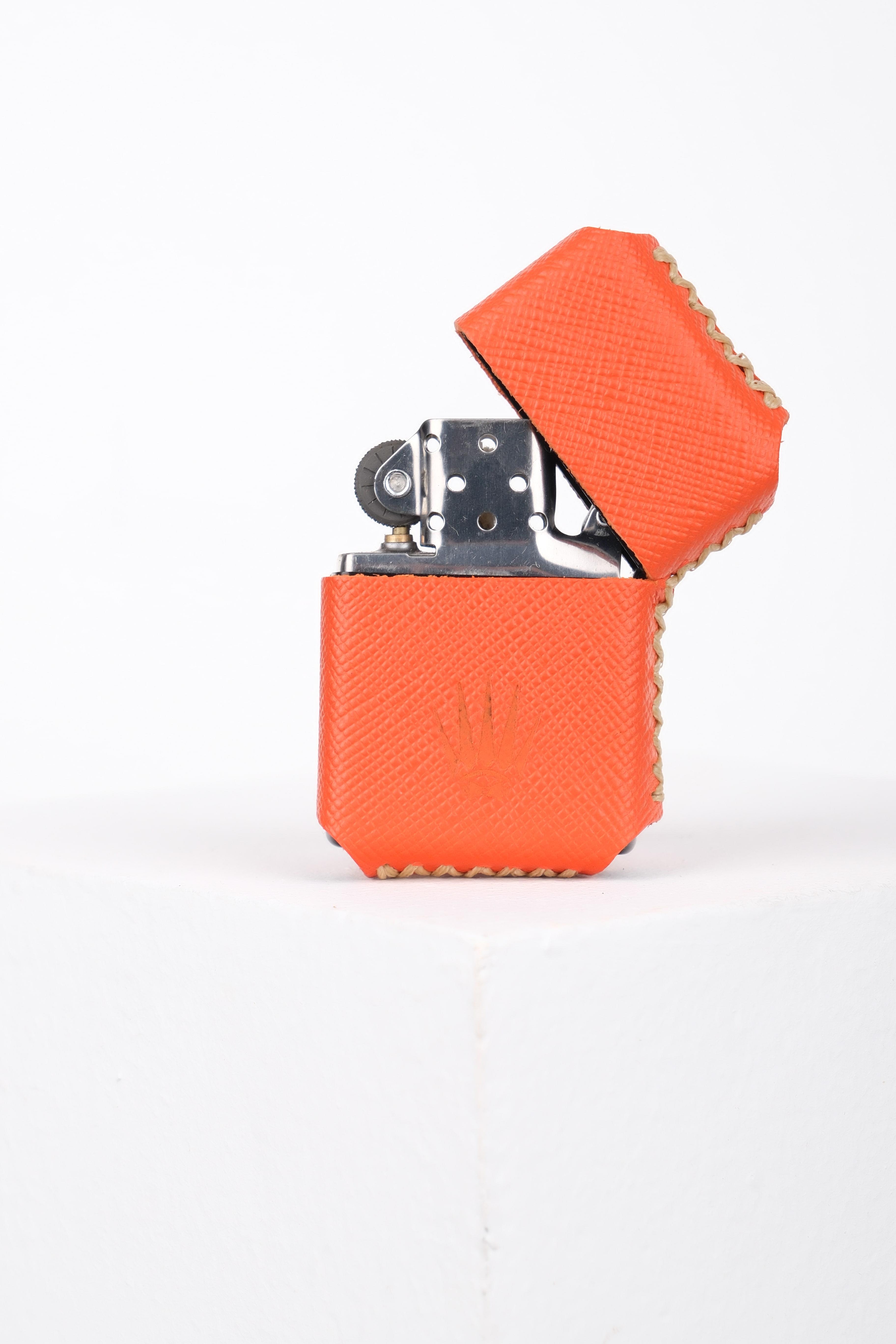 HAKİKİ DERİ SAFFİANO TURUNCU TABA KILIFLI BENZİNLİ ÇAKMAK     LighterWATCHOFROYALÇAKMAKHAKİKİ DERİ SAFFİANO TURUNCU TABA KILIFLI BENZİNLİ ÇAKMAK     