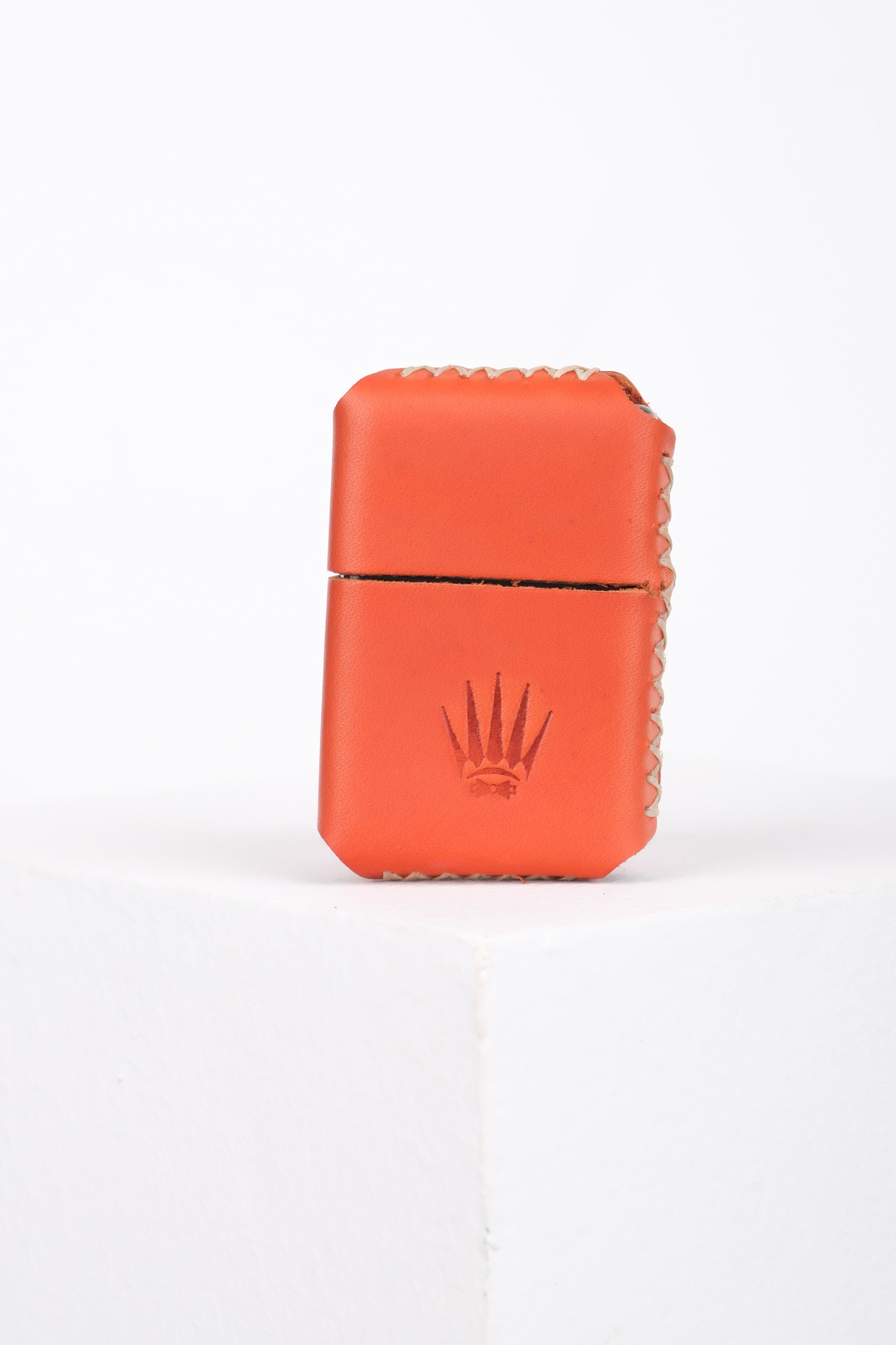 HAKİKİ DERİ TURUNCU KILIFLI BENZİNLİ ÇAKMAK     LighterWATCHOFROYALÇAKMAKHAKİKİ DERİ TURUNCU KILIFLI BENZİNLİ ÇAKMAK     