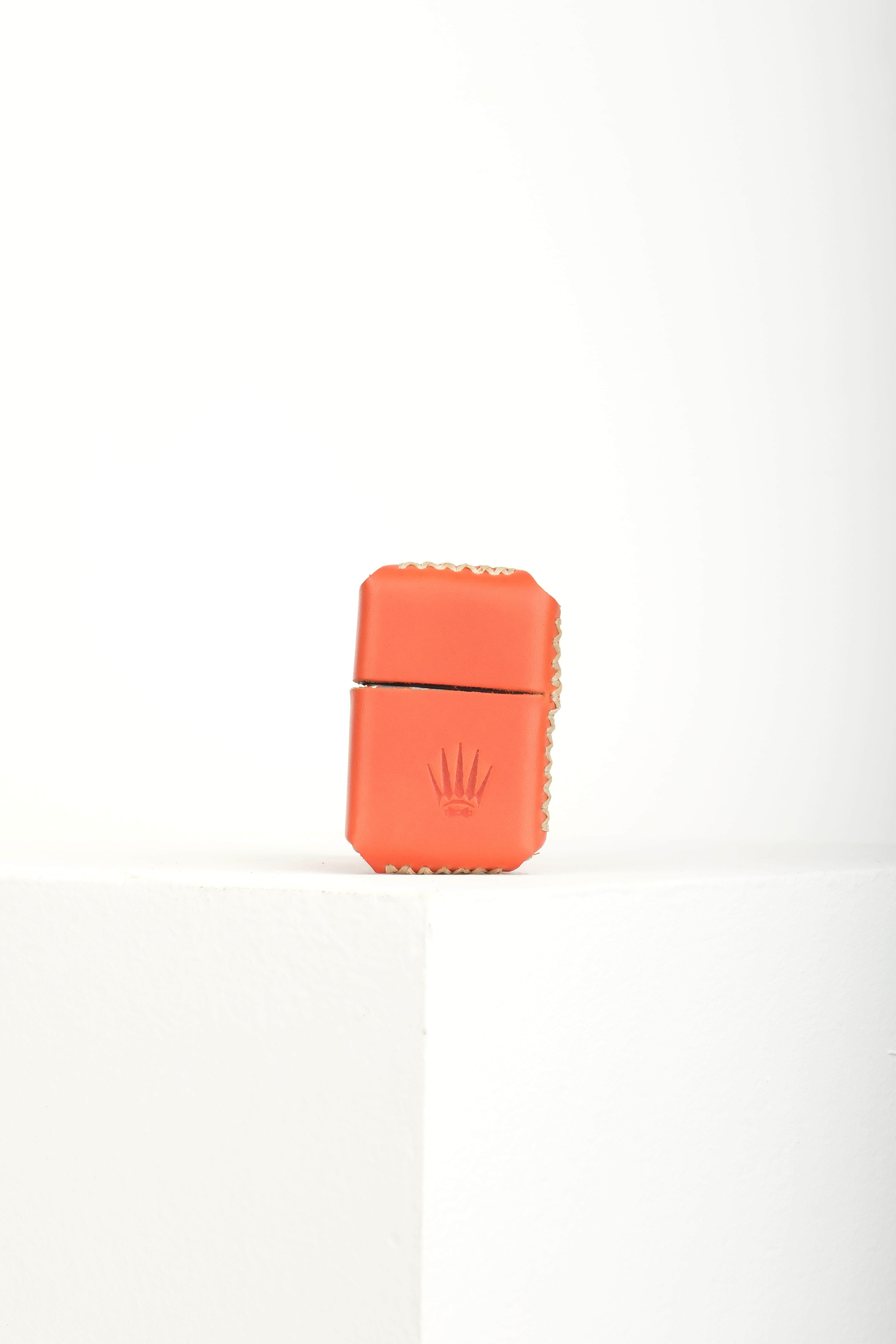 HAKİKİ DERİ TURUNCU KILIFLI BENZİNLİ ÇAKMAK     LighterWATCHOFROYALÇAKMAKHAKİKİ DERİ TURUNCU KILIFLI BENZİNLİ ÇAKMAK     