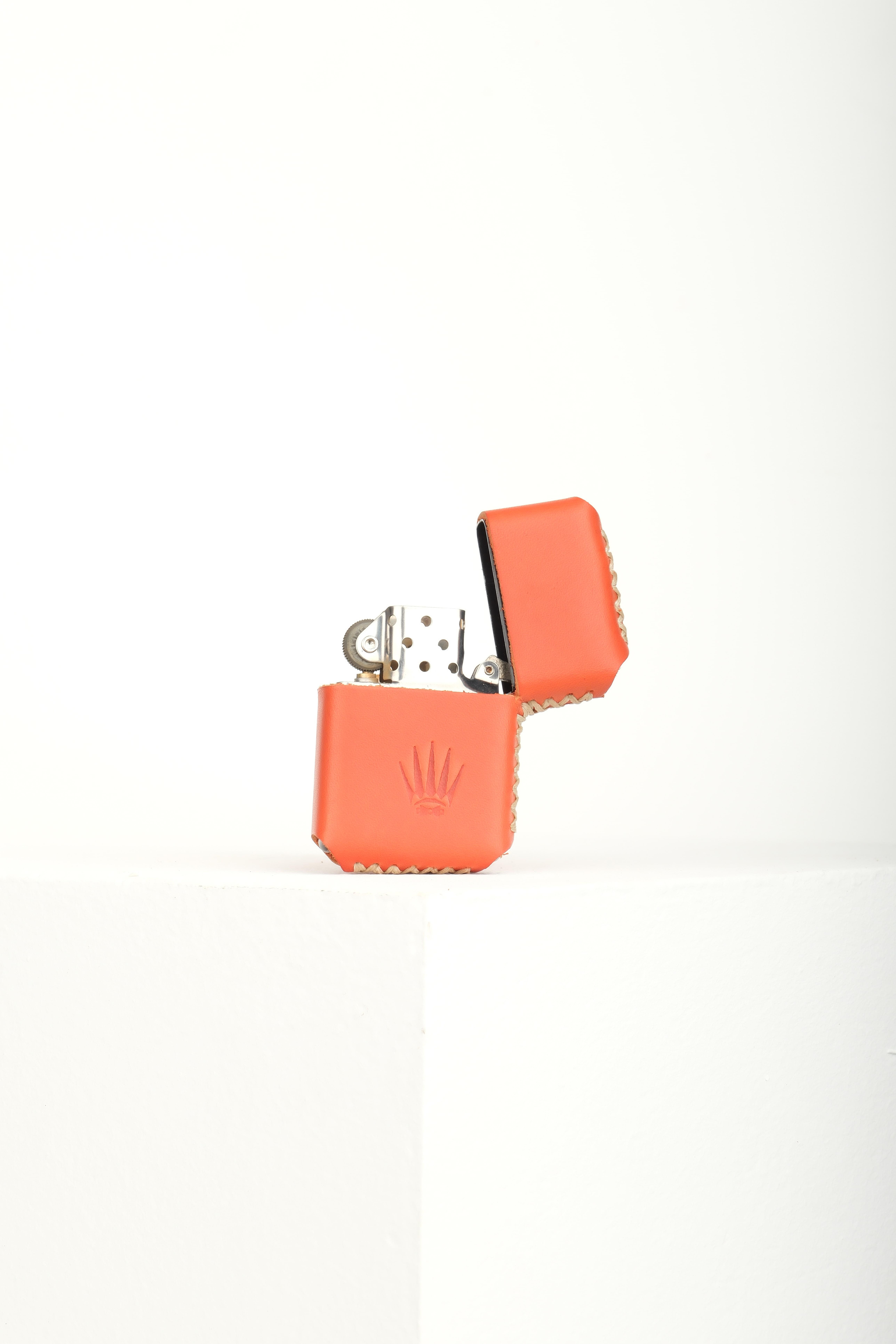 HAKİKİ DERİ TURUNCU KILIFLI BENZİNLİ ÇAKMAK     LighterWATCHOFROYALÇAKMAKHAKİKİ DERİ TURUNCU KILIFLI BENZİNLİ ÇAKMAK     