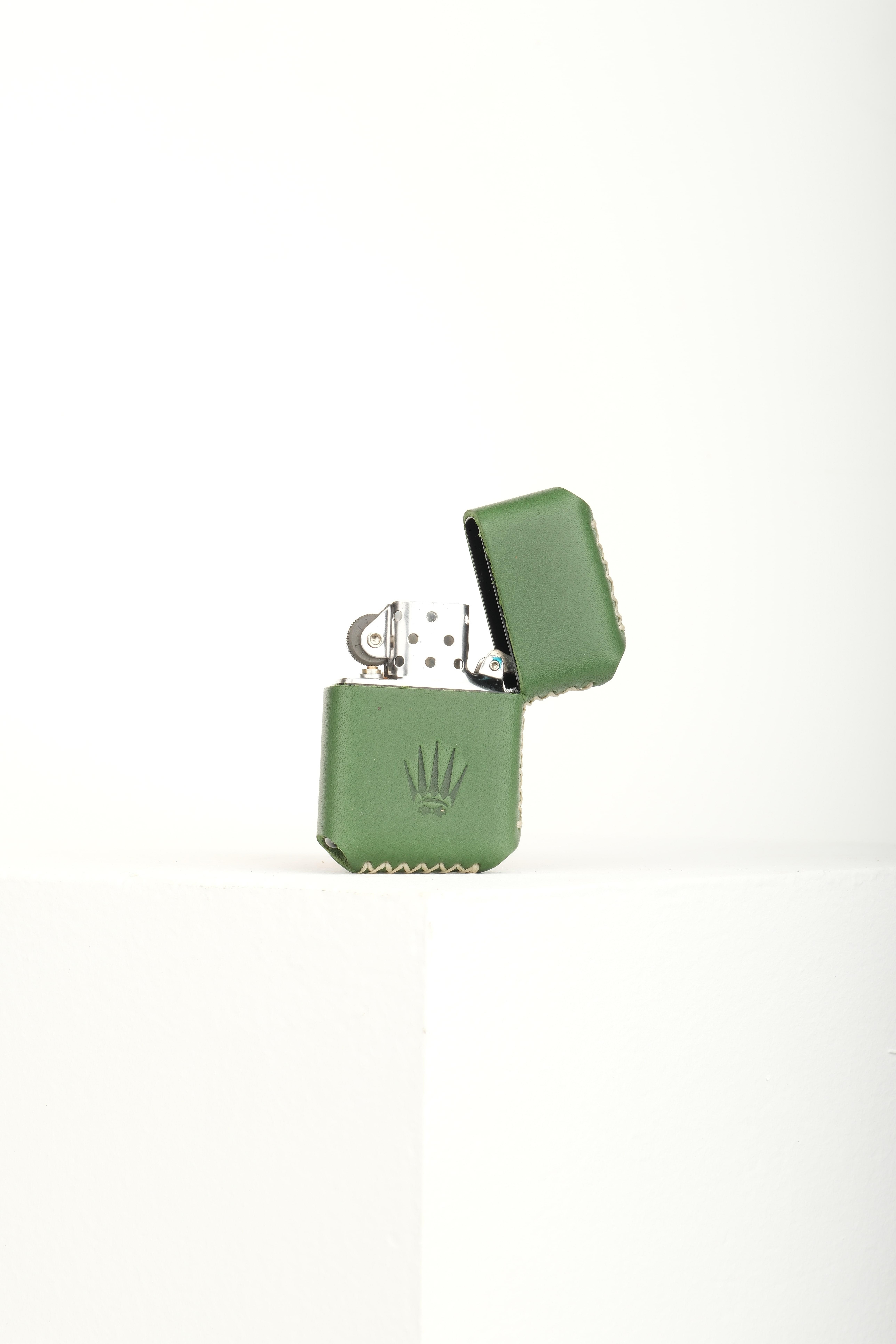 HAKİKİ DERİ YEŞİL KILIFLI BENZİNLİ ÇAKMAK     ÇakmakWATCHOFROYALÇAKMAKHAKİKİ DERİ YEŞİL KILIFLI BENZİNLİ ÇAKMAK     