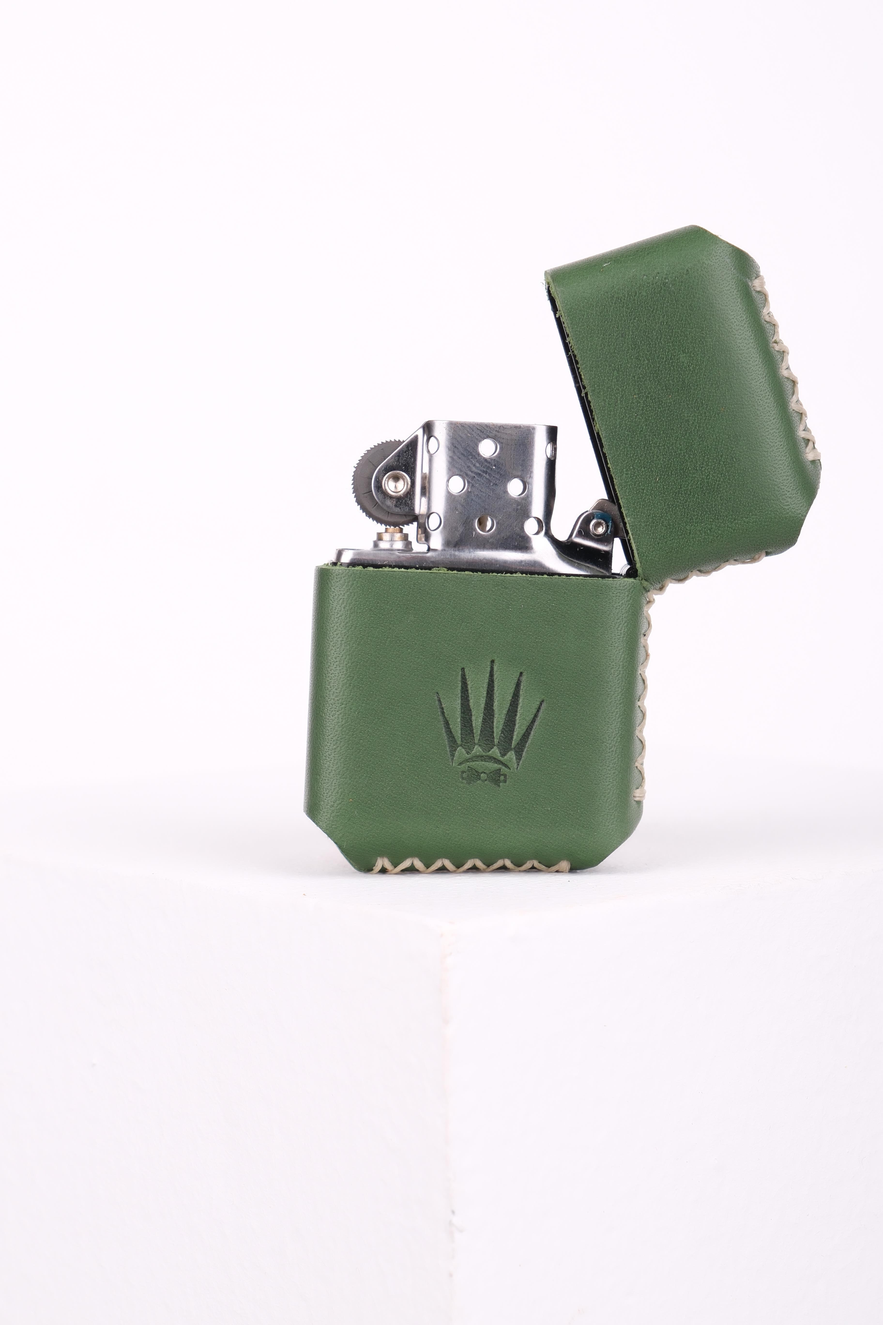 HAKİKİ DERİ YEŞİL KILIFLI BENZİNLİ ÇAKMAK     ÇakmakWATCHOFROYALÇAKMAKHAKİKİ DERİ YEŞİL KILIFLI BENZİNLİ ÇAKMAK     