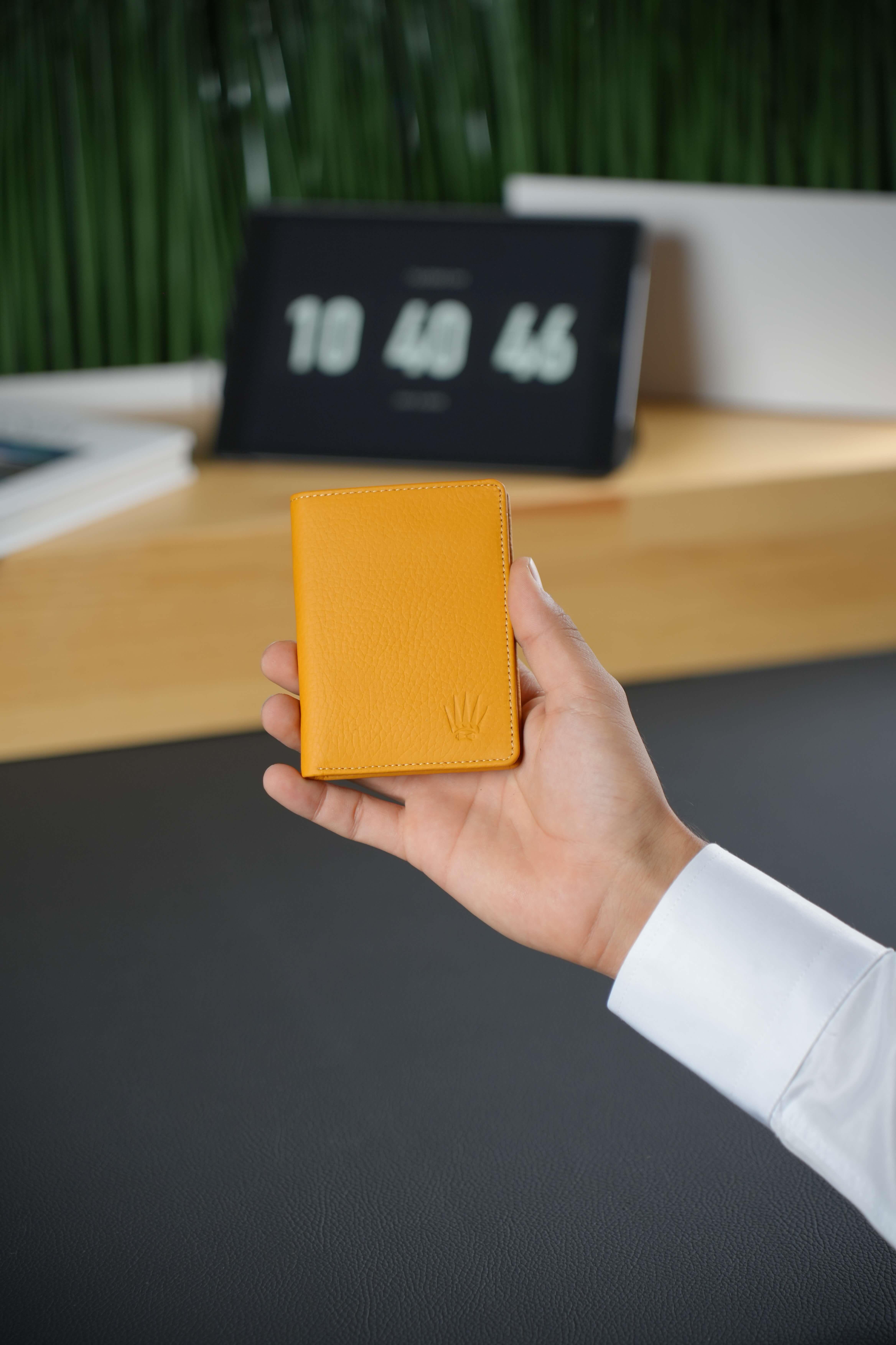 Hakiki Deri Cüzdan Sarı 9 Kart Bölmeli, Kağıt Para Bölmeli Cüzdan, Çizgi Detaylı Minimalist Tasarım BıfoldCüzdan ve KartlıkWATCHOFROYALBIFOLDHakiki Deri Cüzdan Sarı 9 Kart Bölmeli, Kağıt Para Bölmeli Cüzdan, Çizgi Detaylı Minimalist Tasarım Bıfold