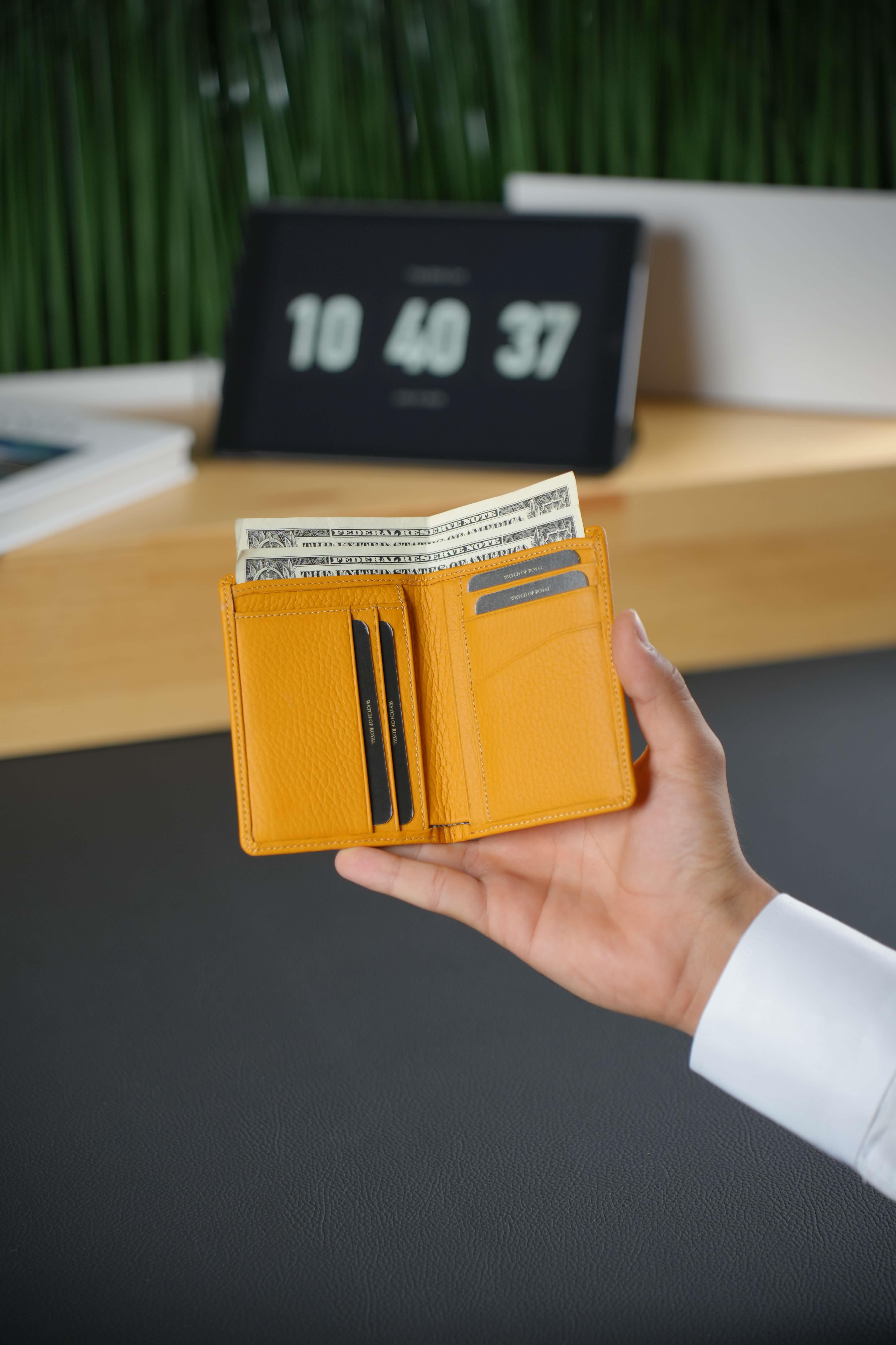 Hakiki Deri Cüzdan Sarı 9 Kart Bölmeli, Kağıt Para Bölmeli Cüzdan, Çizgi Detaylı Minimalist Tasarım BıfoldCüzdan ve KartlıkWATCHOFROYALBIFOLDHakiki Deri Cüzdan Sarı 9 Kart Bölmeli, Kağıt Para Bölmeli Cüzdan, Çizgi Detaylı Minimalist Tasarım Bıfold