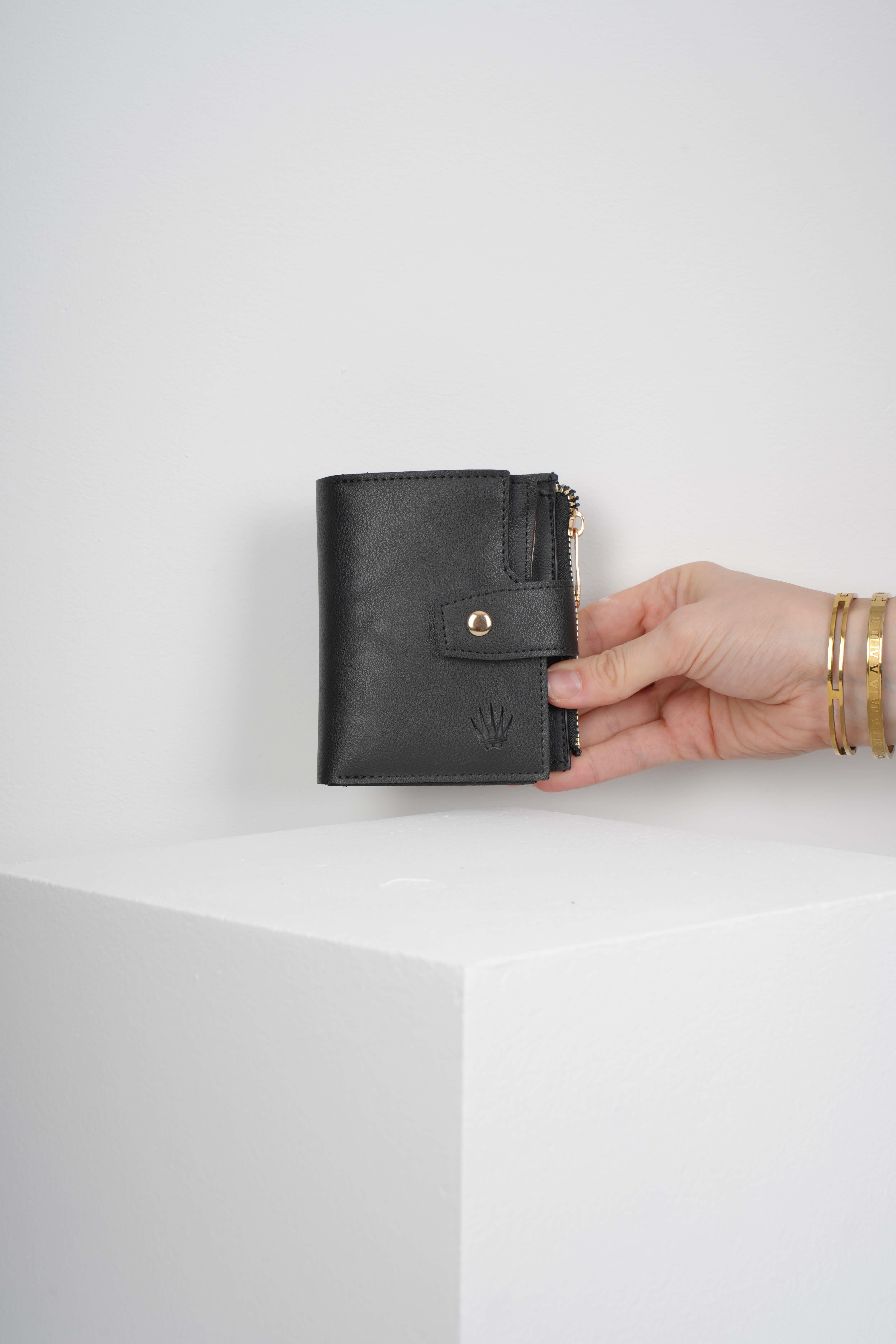 SİYAH KARTLIK VE CÜZDAN 12 ADET KART BÖLMELİ ÇITÇIT KİLİT SİSTEMLİ TASARIM CÜZDAN CORALINECüzdan ve KartlıkWATCHOFROYALCORALİNESİYAH KARTLIK VE CÜZDAN 12 ADET KART BÖLMELİ ÇITÇIT KİLİT SİSTEMLİ TASARIM CÜZDAN CORALINE