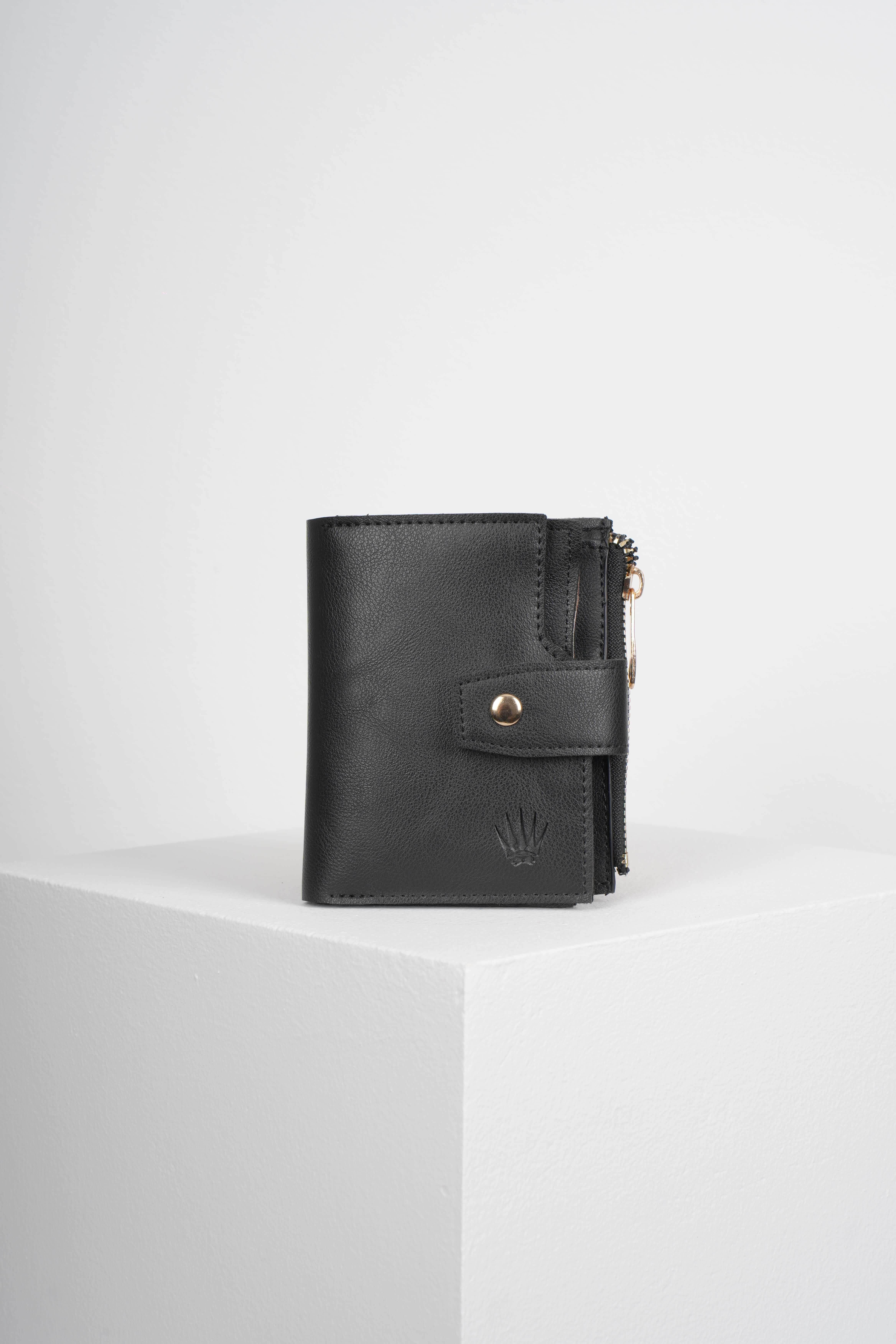 SİYAH KARTLIK VE CÜZDAN 12 ADET KART BÖLMELİ ÇITÇIT KİLİT SİSTEMLİ TASARIM CÜZDAN CORALINECüzdan ve KartlıkWATCHOFROYALCORALİNESİYAH KARTLIK VE CÜZDAN 12 ADET KART BÖLMELİ ÇITÇIT KİLİT SİSTEMLİ TASARIM CÜZDAN CORALINE