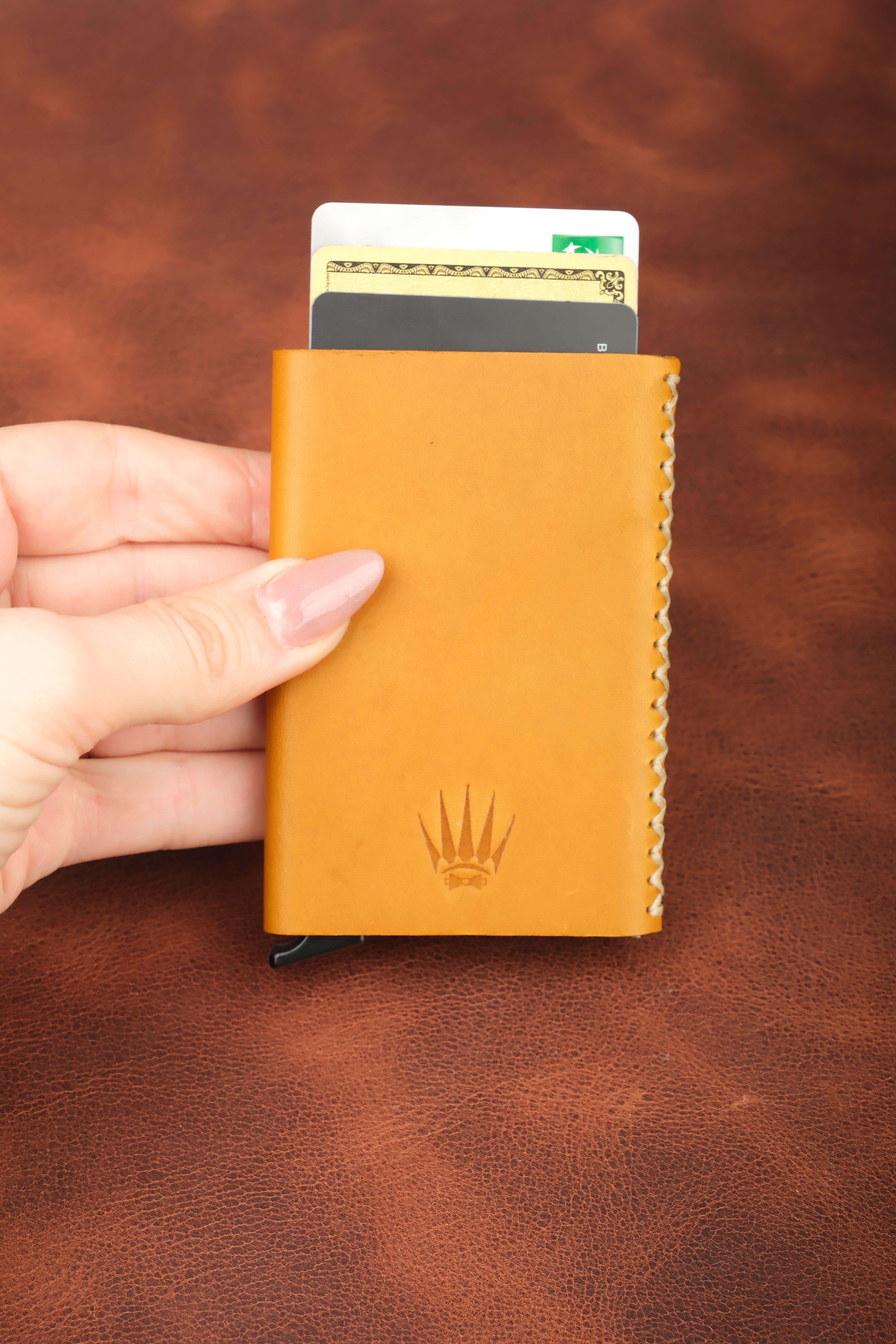 Hediye Seti Hakiki Deri Buttero Camel Mekanizmalı Kartlık&AnahtarlıkCüzdan ve KartlıkWATCHOFROYALCortexHediye Seti Hakiki Deri Buttero Camel Mekanizmalı Kartlık&Anahtarlık