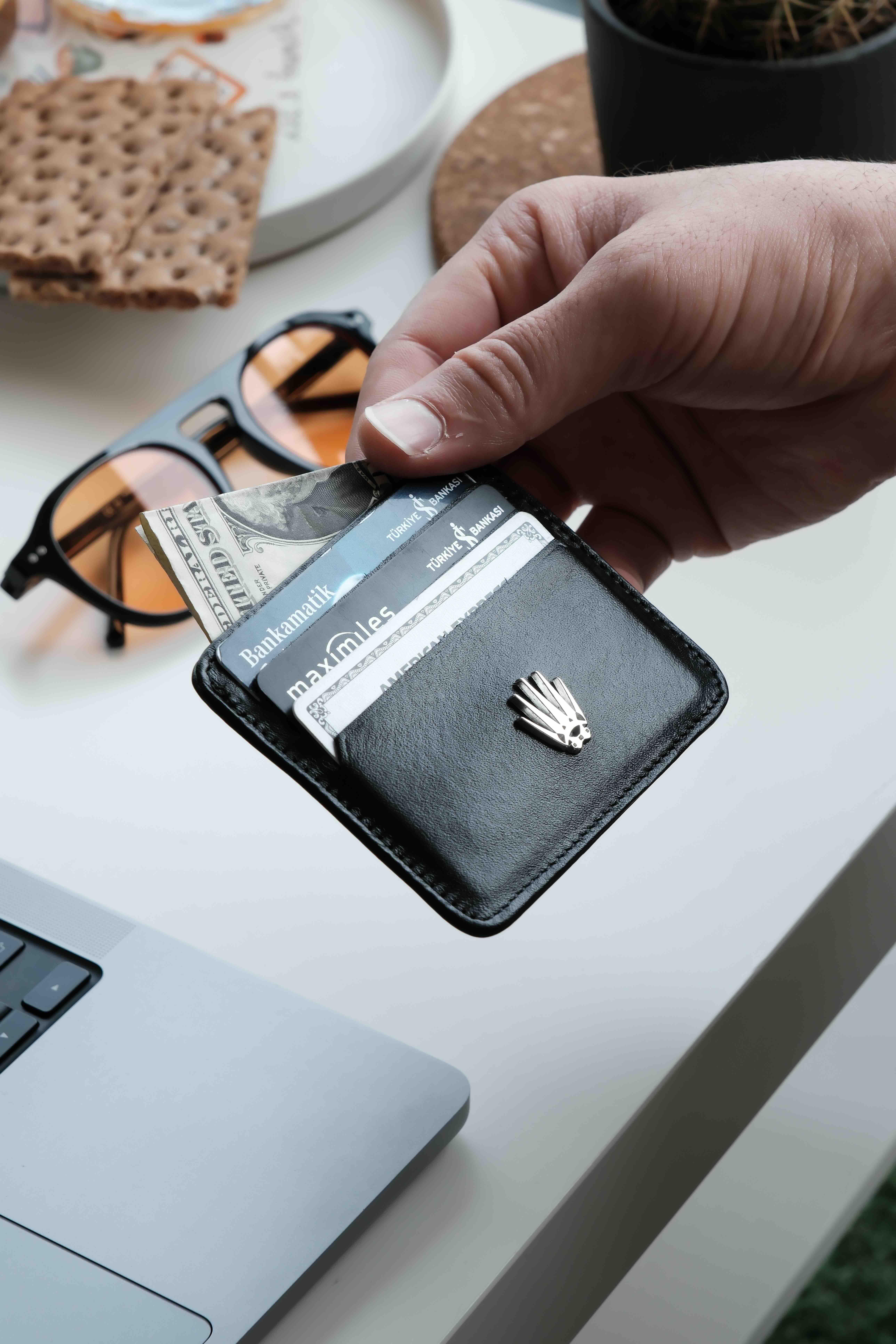 CARD HOLDER SİYAH HAKİKİ DERİ KARTLIK Cüzdan ve KartlıkWATCHOFROYALCRDHLDRCARD HOLDER SİYAH HAKİKİ DERİ KARTLIK 