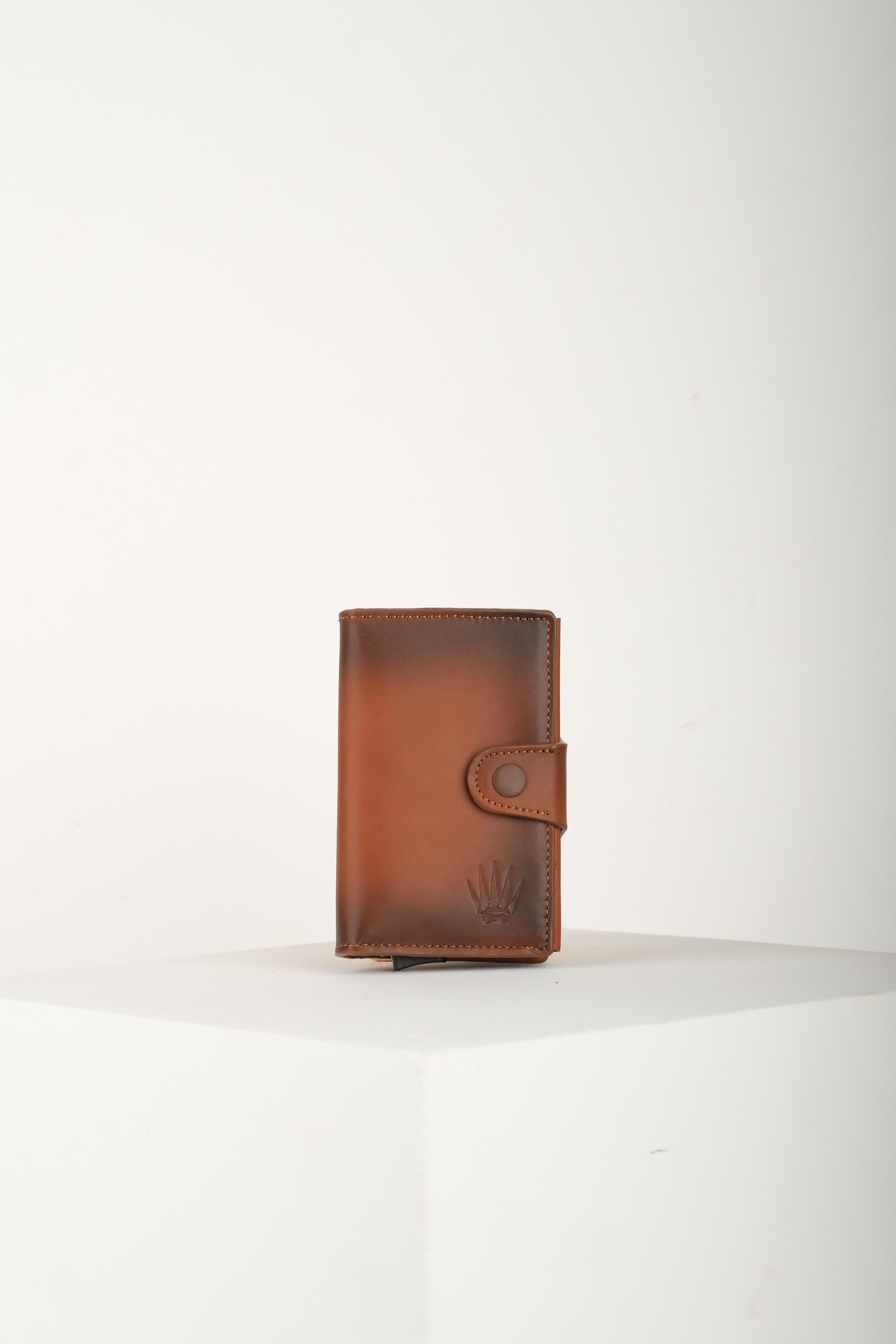 HELMOND Taba Hakiki Deri Bölmeli Kızaklı Mekanizmalı Kartlık Cüzdan ve KartlıkWATCHOFROYALHELMONDHELMOND Taba Hakiki Deri Bölmeli Kızaklı Mekanizmalı Kartlık 