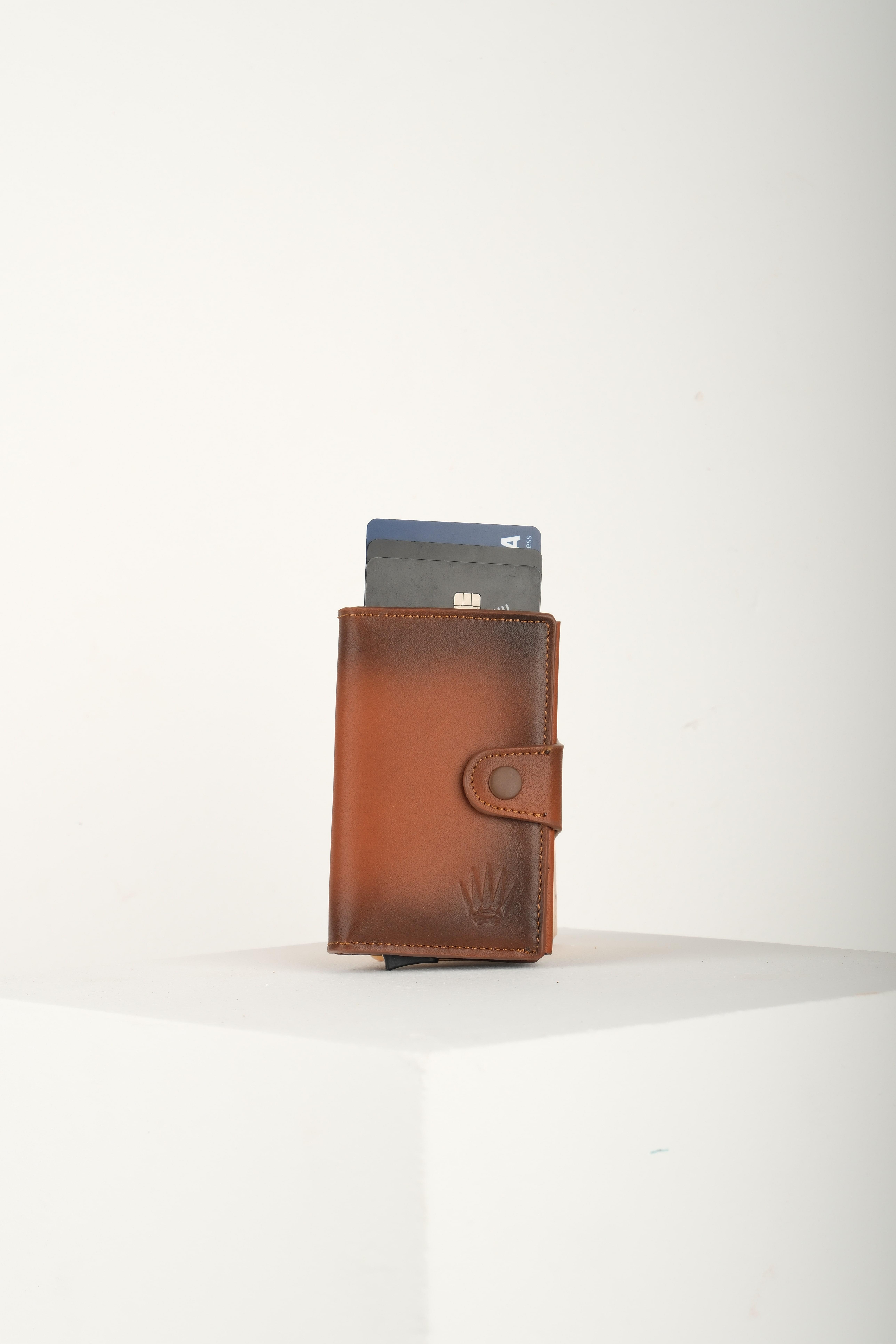 HELMOND Taba Hakiki Deri Bölmeli Kızaklı Mekanizmalı Kartlık Cüzdan ve KartlıkWATCHOFROYALHELMONDHELMOND Taba Hakiki Deri Bölmeli Kızaklı Mekanizmalı Kartlık 