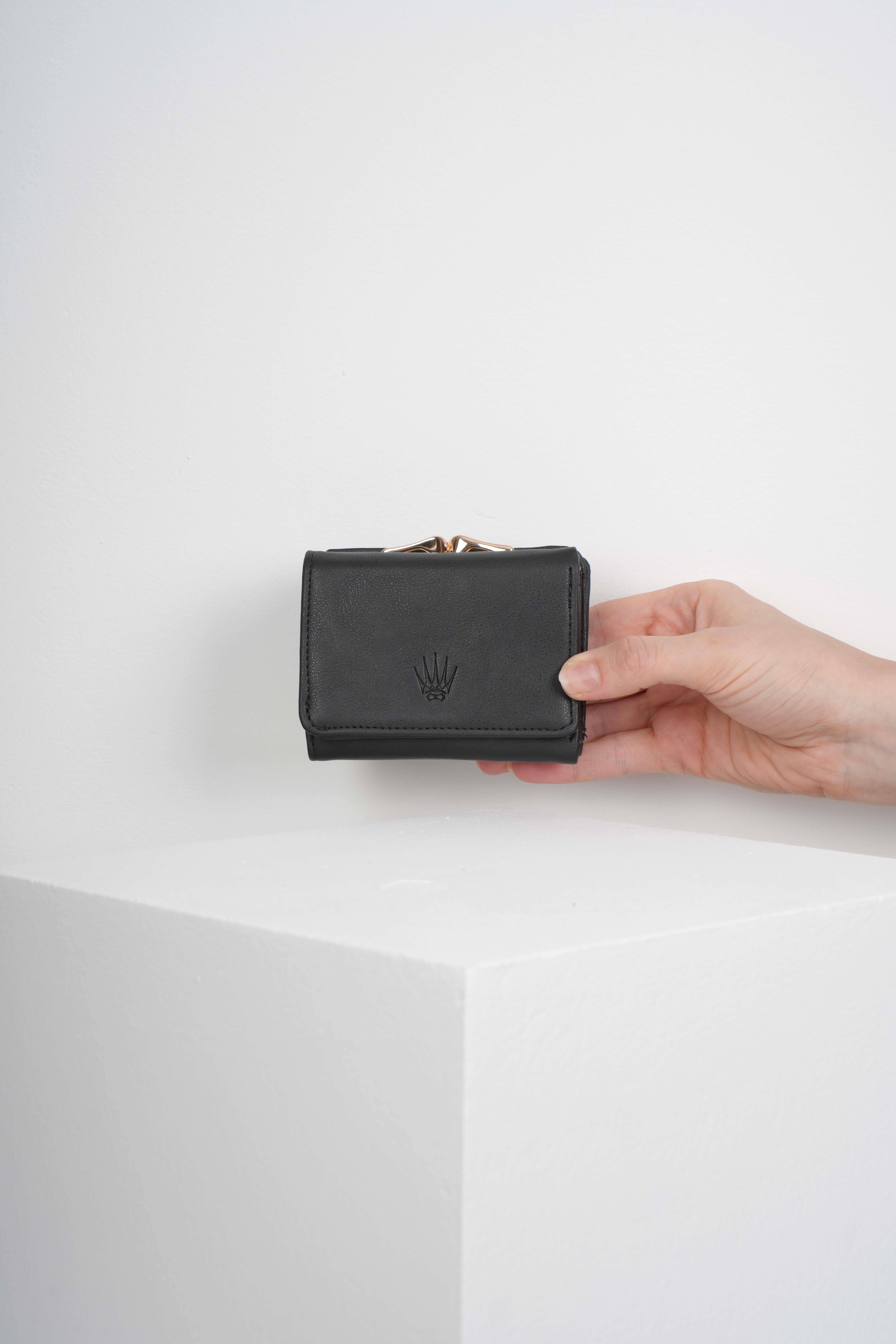 SİYAH KARTLIK VE CÜZDAN 12 ADET KART BÖLMELİ ÇITÇIT KİLİT SİSTEMLİ TASARIM CÜZDAN HENRİCüzdan ve KartlıkWATCHOFROYALHenriSİYAH KARTLIK VE CÜZDAN 12 ADET KART BÖLMELİ ÇITÇIT KİLİT SİSTEMLİ TASARIM CÜZDAN HENRİ