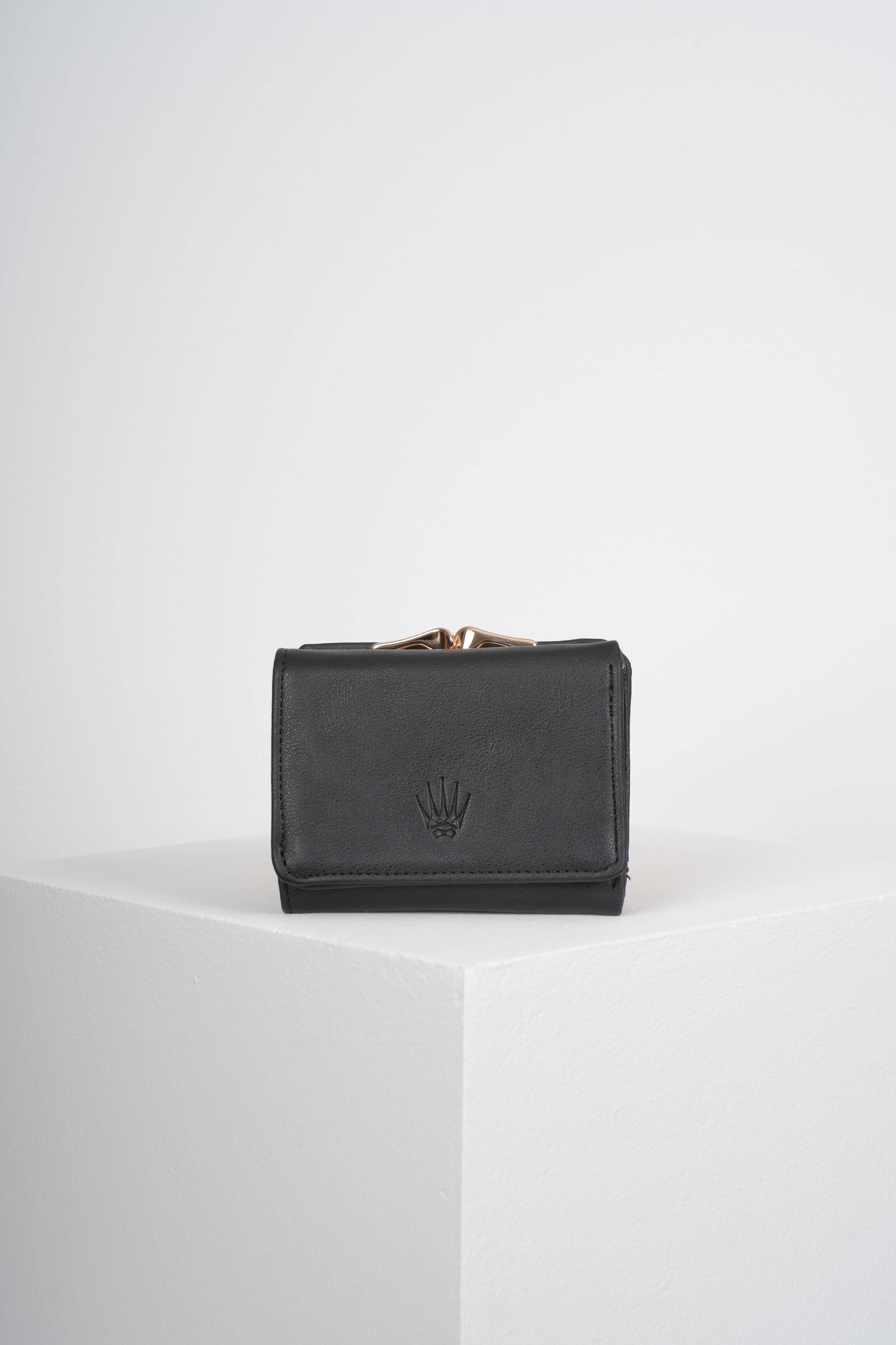 SİYAH KARTLIK VE CÜZDAN 12 ADET KART BÖLMELİ ÇITÇIT KİLİT SİSTEMLİ TASARIM CÜZDAN HENRİCüzdan ve KartlıkWATCHOFROYALHenriSİYAH KARTLIK VE CÜZDAN 12 ADET KART BÖLMELİ ÇITÇIT KİLİT SİSTEMLİ TASARIM CÜZDAN HENRİ