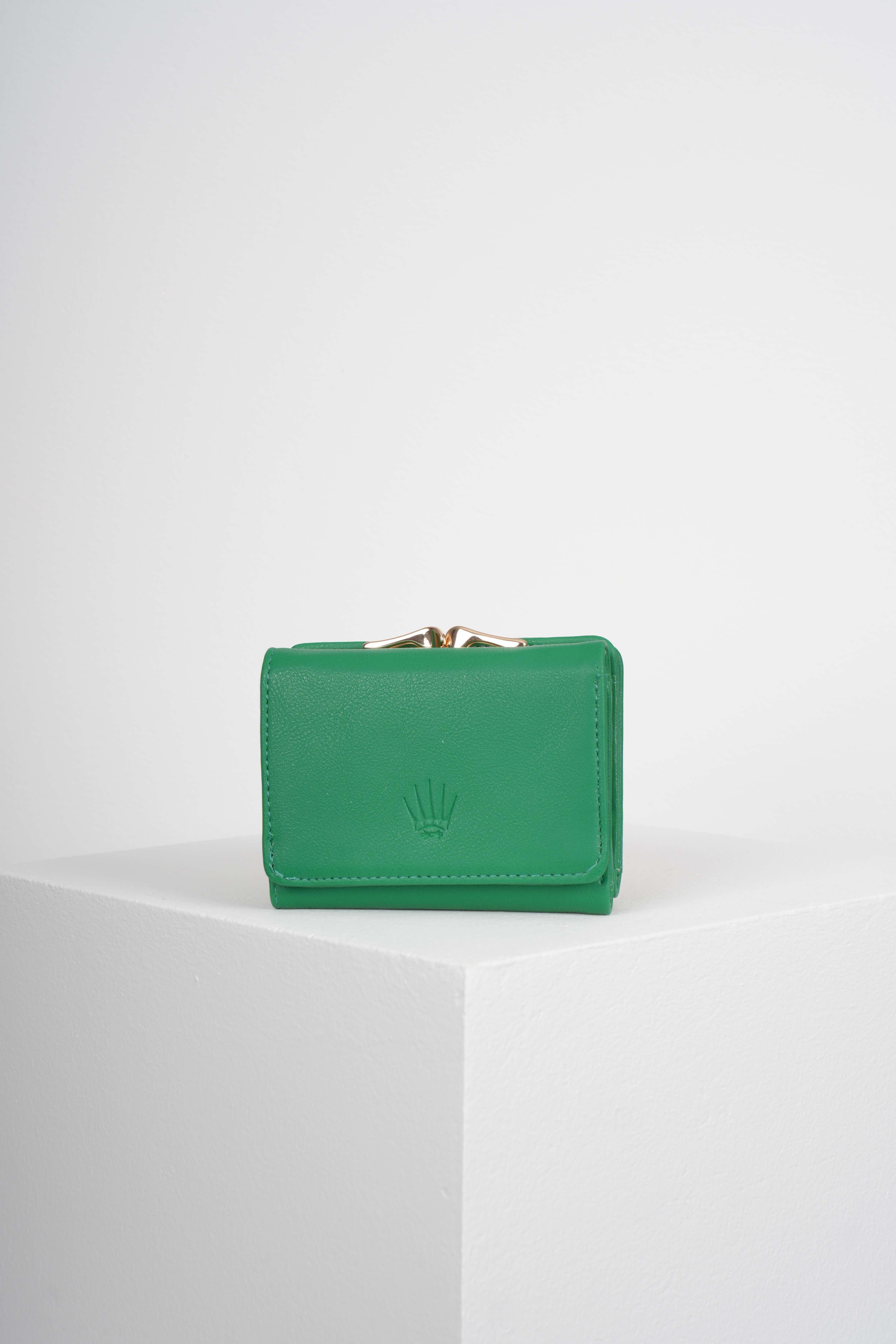 YEŞİL KARTLIK VE CÜZDAN 12 ADET KART BÖLMELİ ÇITÇIT KİLİT SİSTEMLİ TASARIM CÜZDAN HENRİCüzdan ve KartlıkWATCHOFROYALHenriYEŞİL KARTLIK VE CÜZDAN 12 ADET KART BÖLMELİ ÇITÇIT KİLİT SİSTEMLİ TASARIM CÜZDAN HENRİ