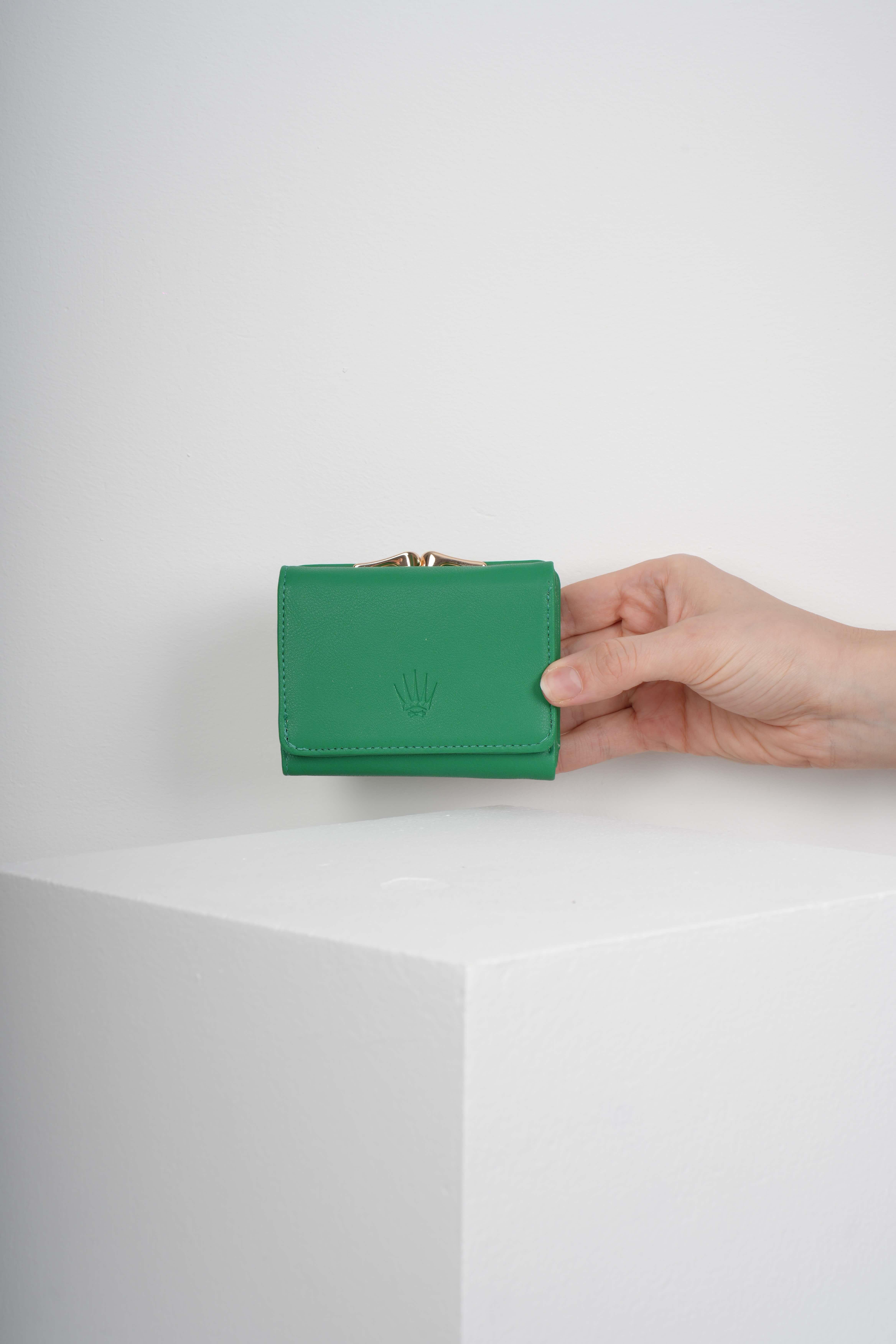 YEŞİL KARTLIK VE CÜZDAN 12 ADET KART BÖLMELİ ÇITÇIT KİLİT SİSTEMLİ TASARIM CÜZDAN HENRİCüzdan ve KartlıkWATCHOFROYALHenriYEŞİL KARTLIK VE CÜZDAN 12 ADET KART BÖLMELİ ÇITÇIT KİLİT SİSTEMLİ TASARIM CÜZDAN HENRİ