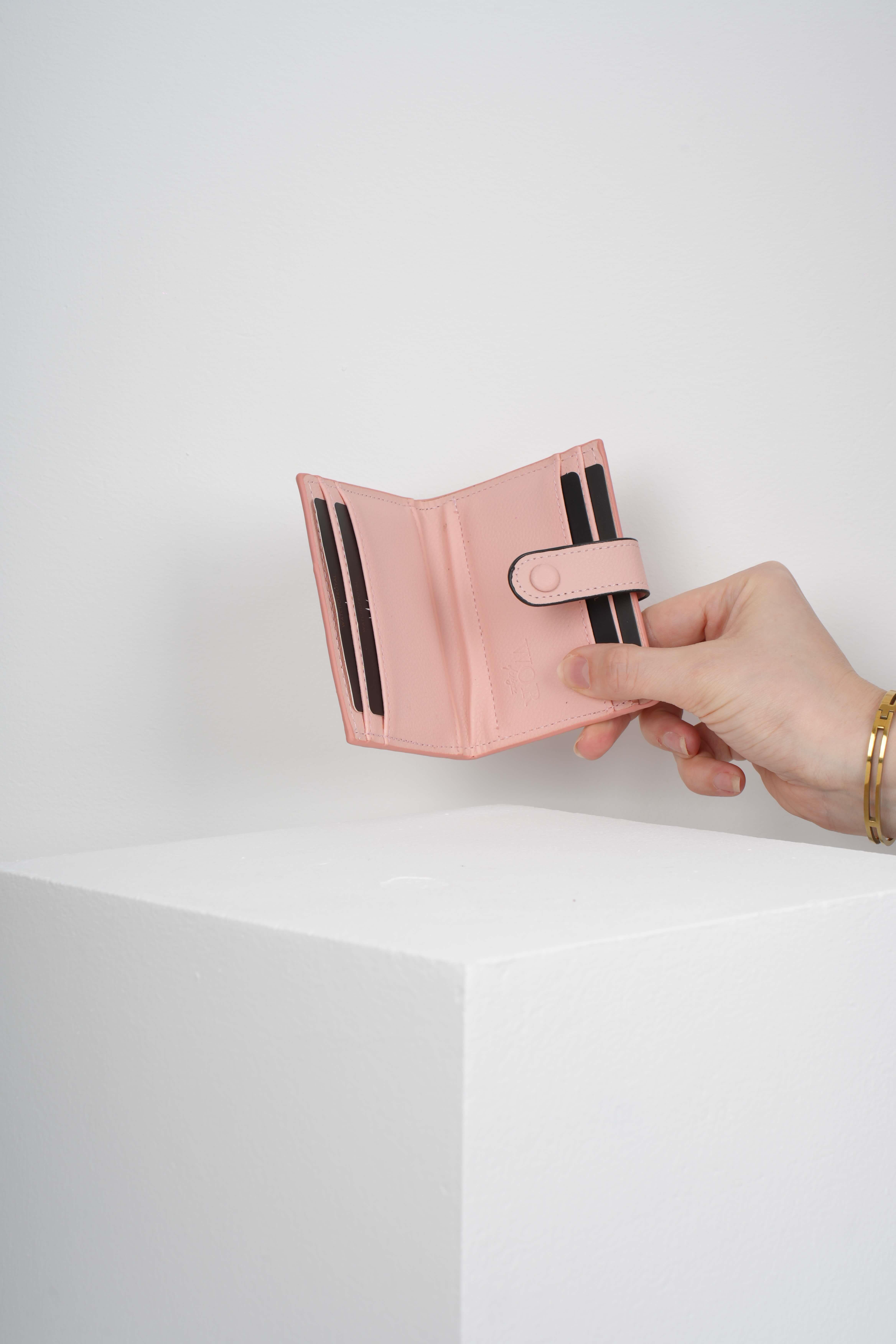 DESENLİ PUDRA PEMBE KARTLIK 8 ADET KART BÖLMELİ ÇITÇIT KİLİT SİSTEMLİ TASARIM CÜZDAN MONTİCüzdan ve KartlıkWATCHOFROYALMONTIDESENLİ PUDRA PEMBE KARTLIK 8 ADET KART BÖLMELİ ÇITÇIT KİLİT SİSTEMLİ TASARIM CÜZDAN MONTİ