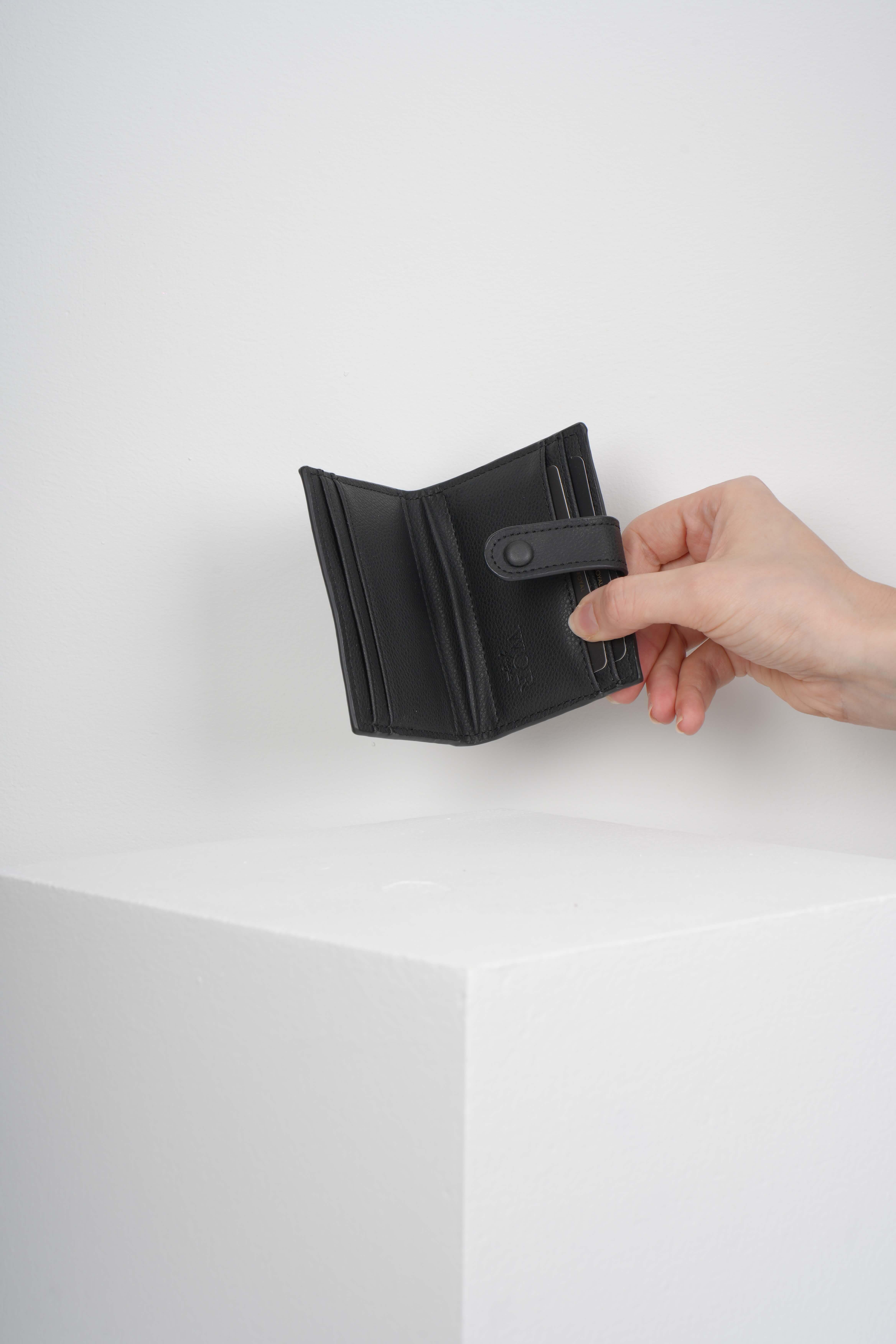 DESENLİ SİYAH KARTLIK 8 ADET KART BÖLMELİ ÇITÇIT KİLİT SİSTEMLİ TASARIM CÜZDAN MONTİCüzdan ve KartlıkWATCHOFROYALMONTIDESENLİ SİYAH KARTLIK 8 ADET KART BÖLMELİ ÇITÇIT KİLİT SİSTEMLİ TASARIM CÜZDAN MONTİ