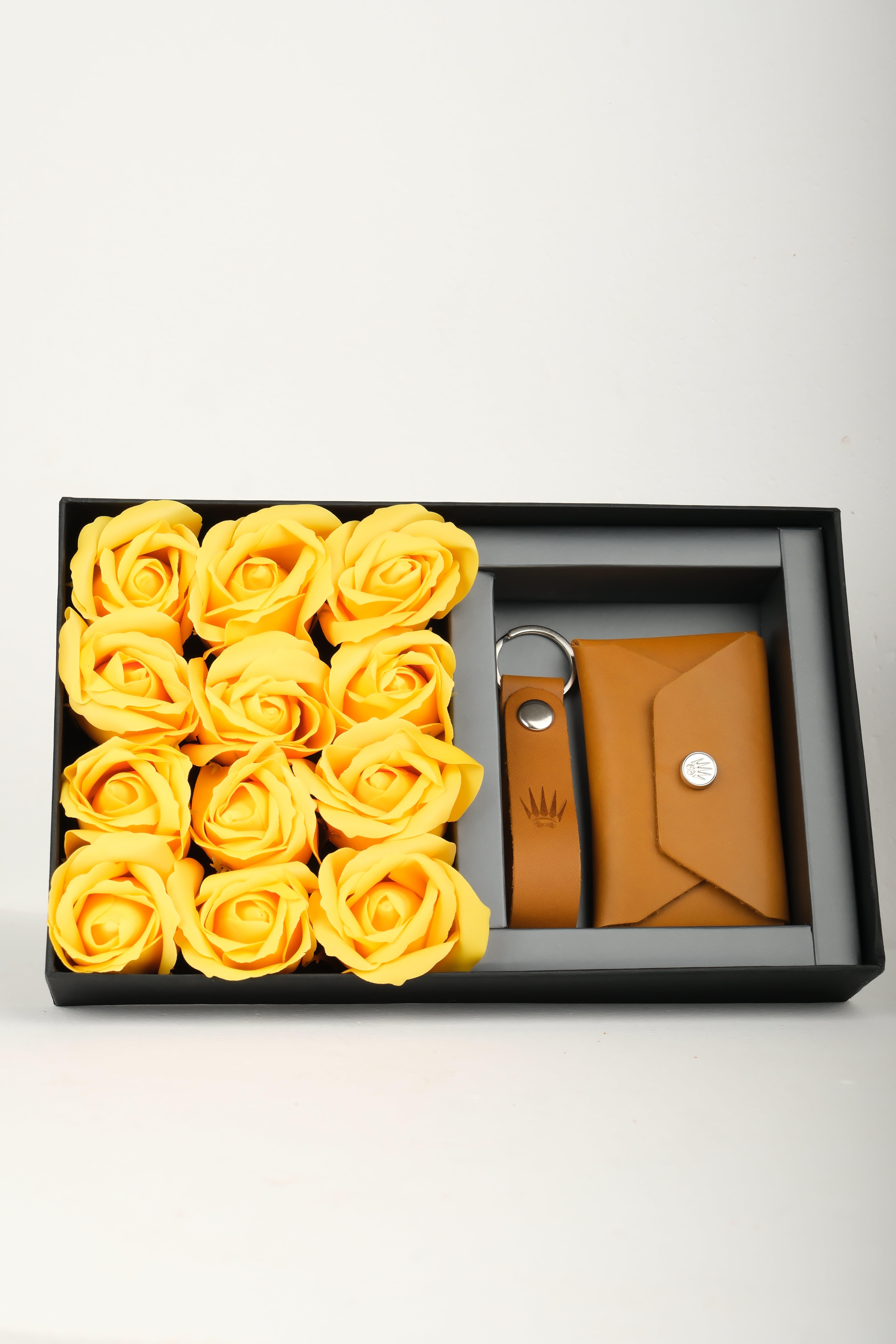 Çiçekli Hediye Seti Hakiki Deri Buttero Camel Cüzdan&Anahtarlık Cüzdan ve KartlıkWATCHOFROYALSecureVaultÇiçekli Hediye Seti Hakiki Deri Buttero Camel Cüzdan&Anahtarlık 