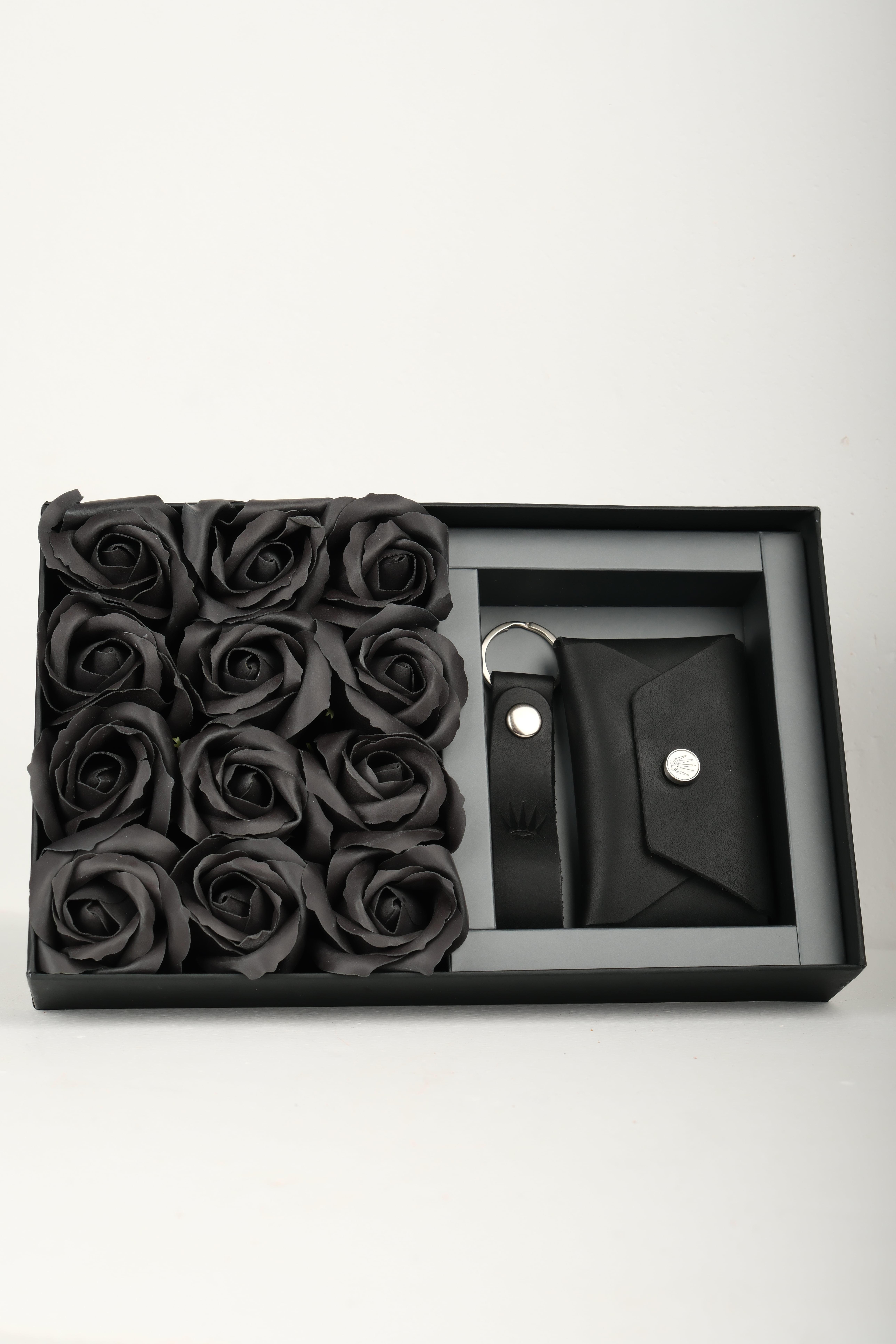 Ççiekli Hediye Seti Hakiki Deri Buttero Siyah Cüzdan&Anahtarlık Cüzdan ve KartlıkWATCHOFROYALSecureVaultsetÇçiekli Hediye Seti Hakiki Deri Buttero Siyah Cüzdan&Anahtarlık 