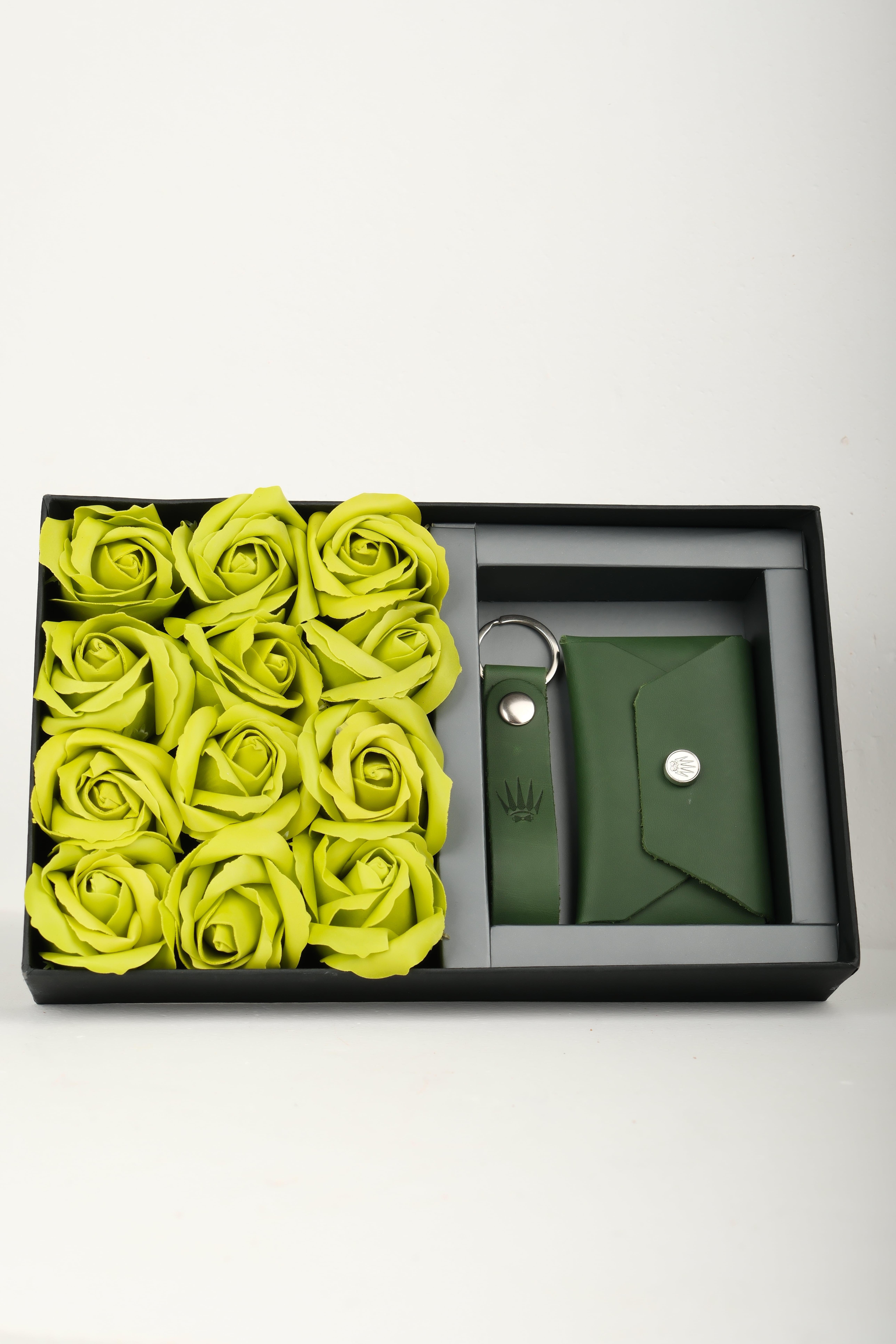 Çiçekli Hediye Seti Hakiki Deri Buttero Yeşil Cüzdan&Anahtarlık Cüzdan ve KartlıkWATCHOFROYALSecureVaultsetÇiçekli Hediye Seti Hakiki Deri Buttero Yeşil Cüzdan&Anahtarlık 