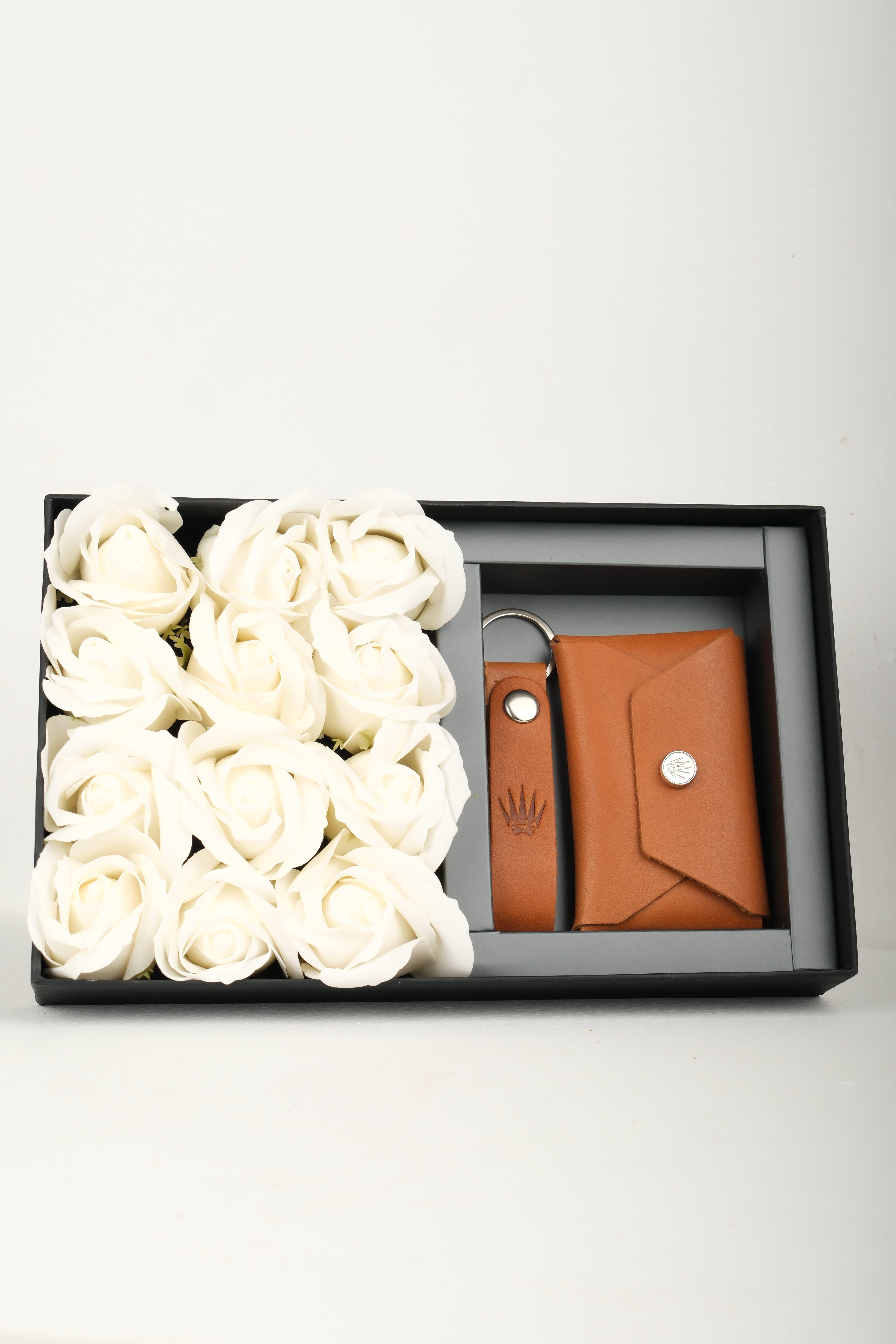 Çiçekli Hediye Seti Hakiki Deri Buttero Naturel Cüzdan&Anahtarlık Cüzdan ve KartlıkWATCHOFROYALSecureVaultÇiçekli Hediye Seti Hakiki Deri Buttero Naturel Cüzdan&Anahtarlık 