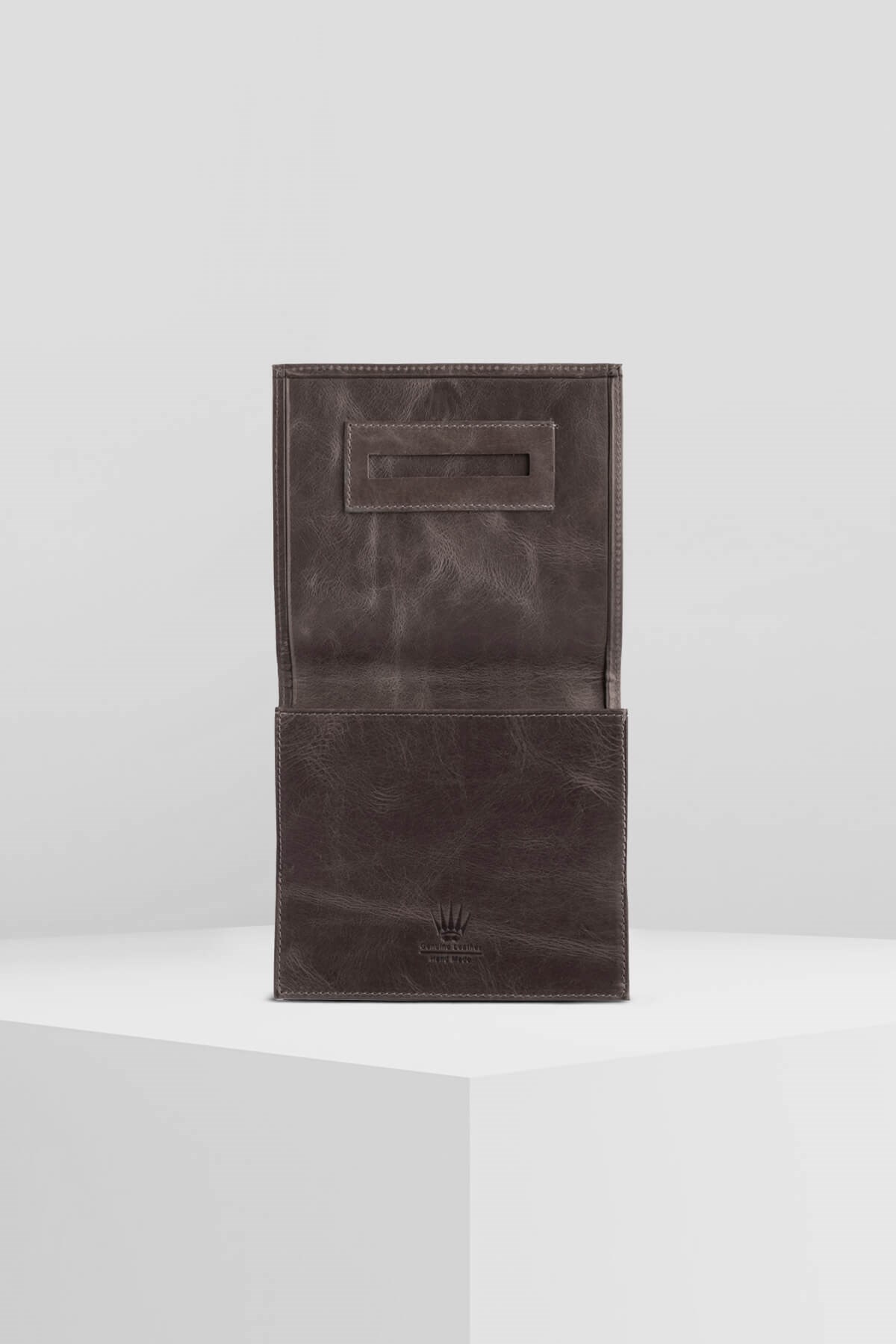 DERİ TÜTÜN KESESİ CRAZY GREYCÜZDAN VE KARTLIKWATCHOFROYALTÜTÜNKESCRZGRYDERİ TÜTÜN KESESİ CRAZY GREY