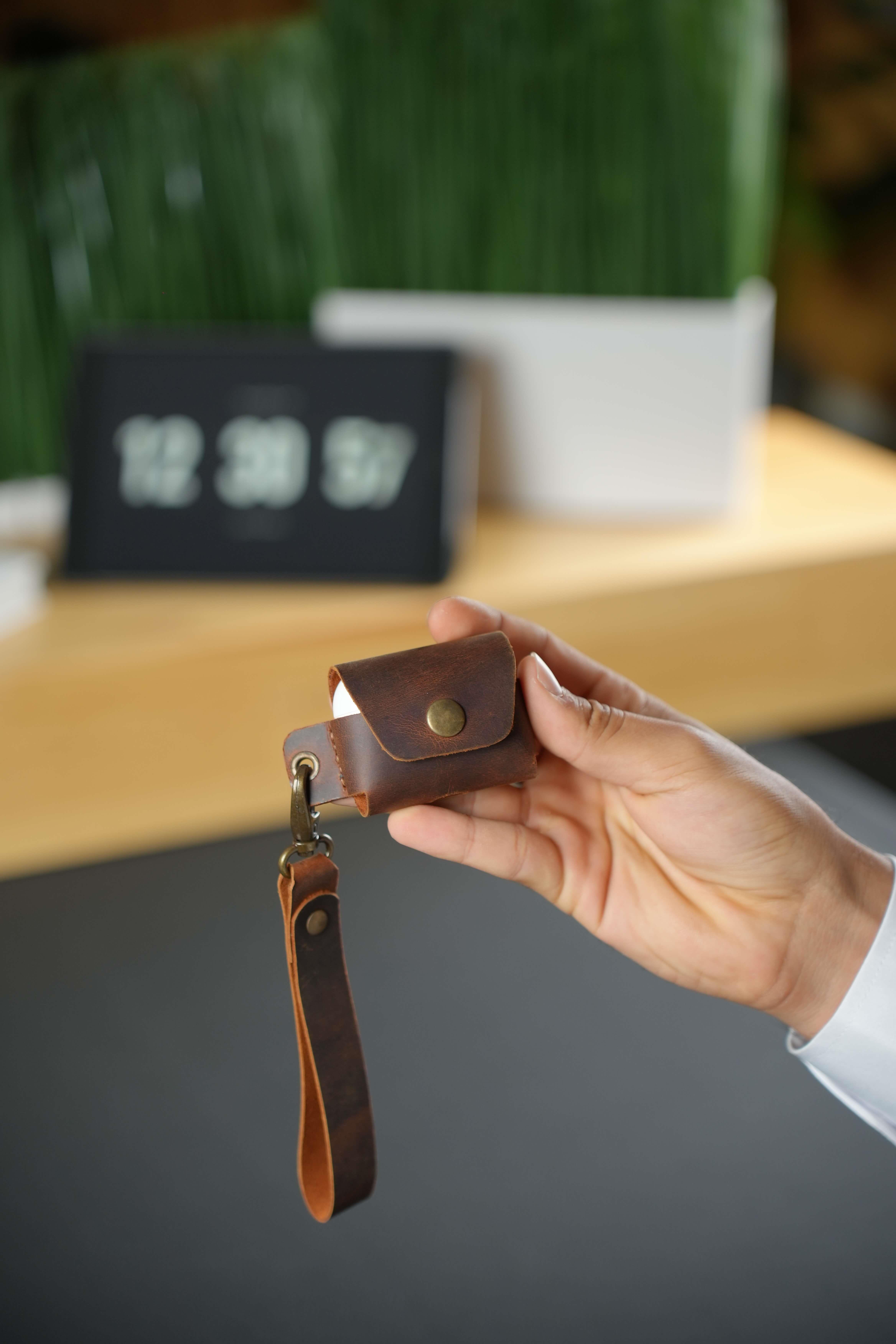 Apple Airpods Pro Crayz Taba Hakiki Deri Kılıf+Anahtarlık WalletWATCHOFROYALAPPLEKILIFANAHTARLIKApple Airpods Pro Crayz Taba Hakiki Deri Kılıf+Anahtarlık 