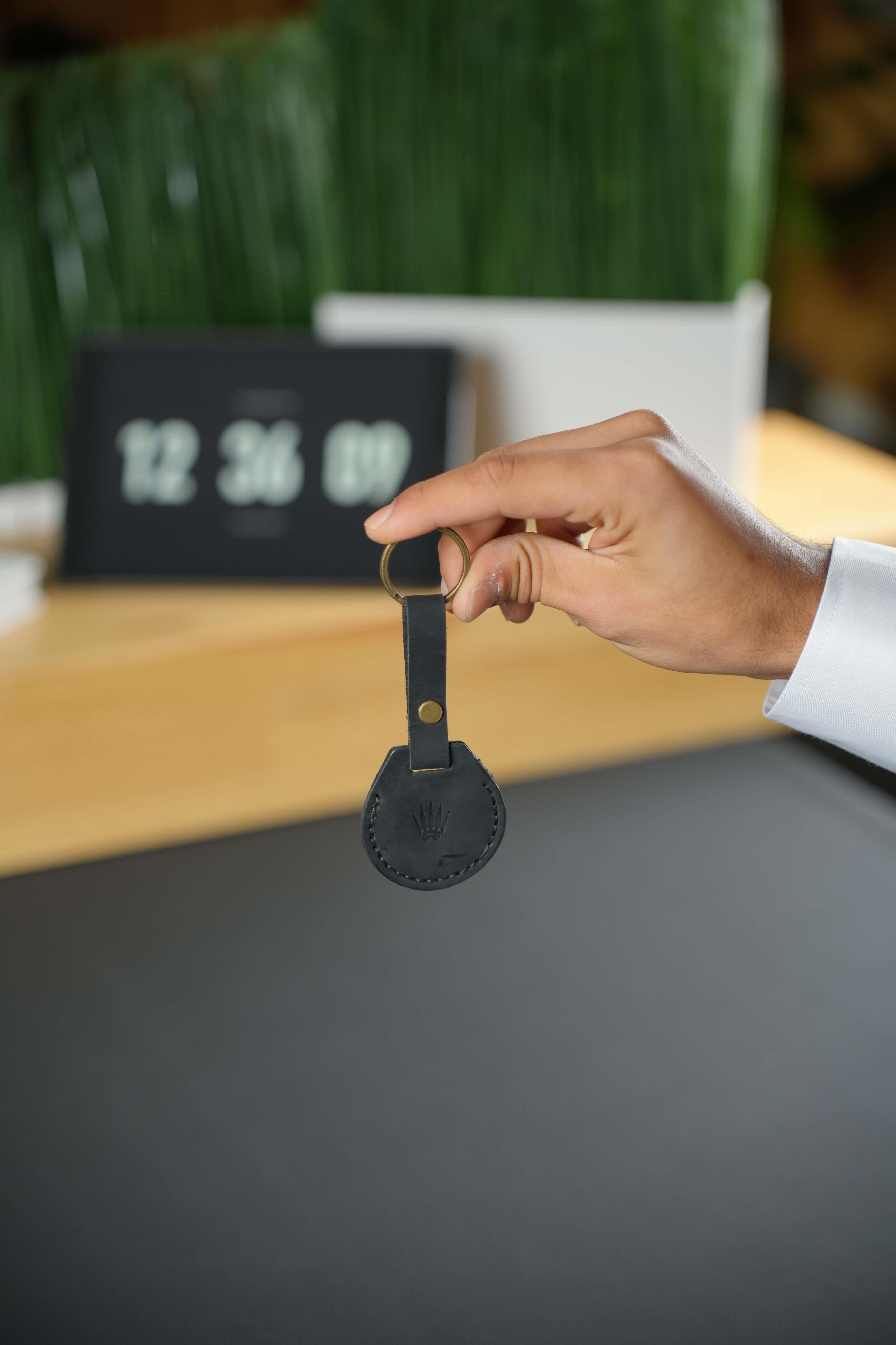 Mat Siyahı Hakiki Deri Anahtarlık - Apple AirTag için Şık ve FonksiyonelWalletWATCHOFROYALAPPLEAİRTAGMat Siyahı Hakiki Deri Anahtarlık - Apple AirTag için Şık ve Fonksiyonel