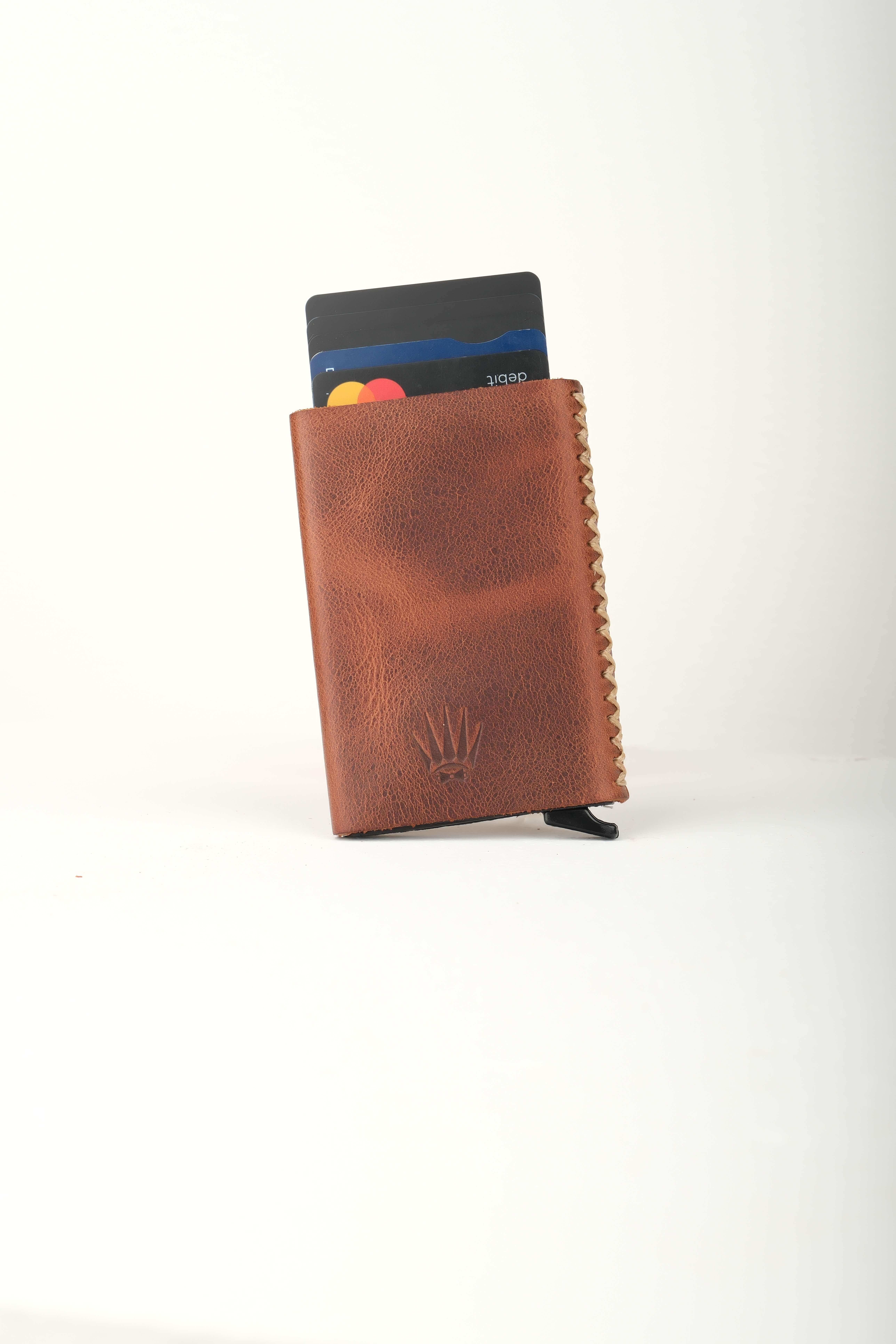 Cortex Slim Clot Kahve Hakiki Deri Bölmeli Kızaklı Mekanizmalı Kartlık Cüzdan&Kartlık KonseptWATCHOFROYALCortexCortex Slim Clot Kahve Hakiki Deri Bölmeli Kızaklı Mekanizmalı Kartlık 