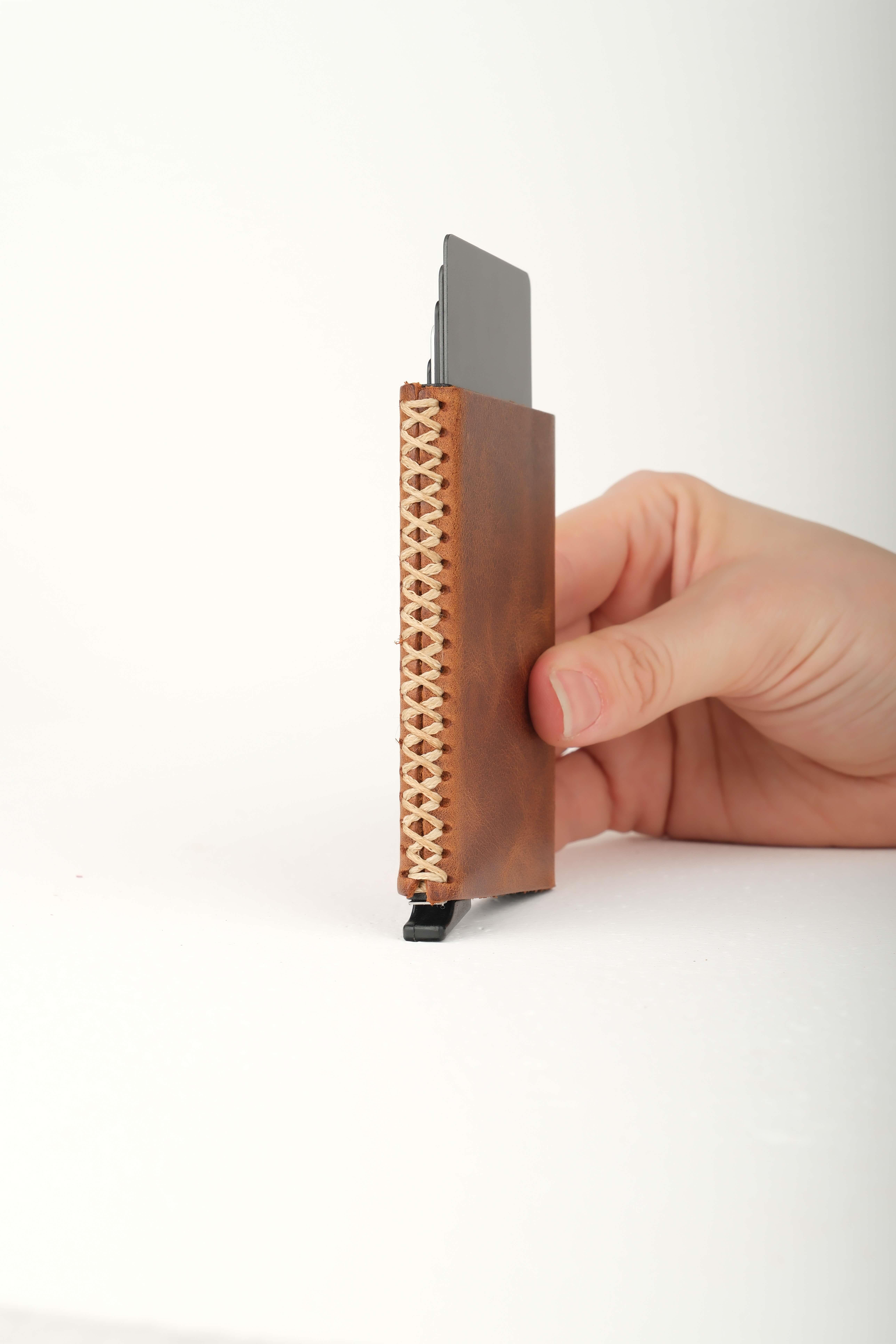 Cortex Slim Clot Taba Hakiki Deri Bölmeli Kızaklı Mekanizmalı Kartlık Cüzdan&Kartlık KonseptWATCHOFROYALCortexCortex Slim Clot Taba Hakiki Deri Bölmeli Kızaklı Mekanizmalı Kartlık 