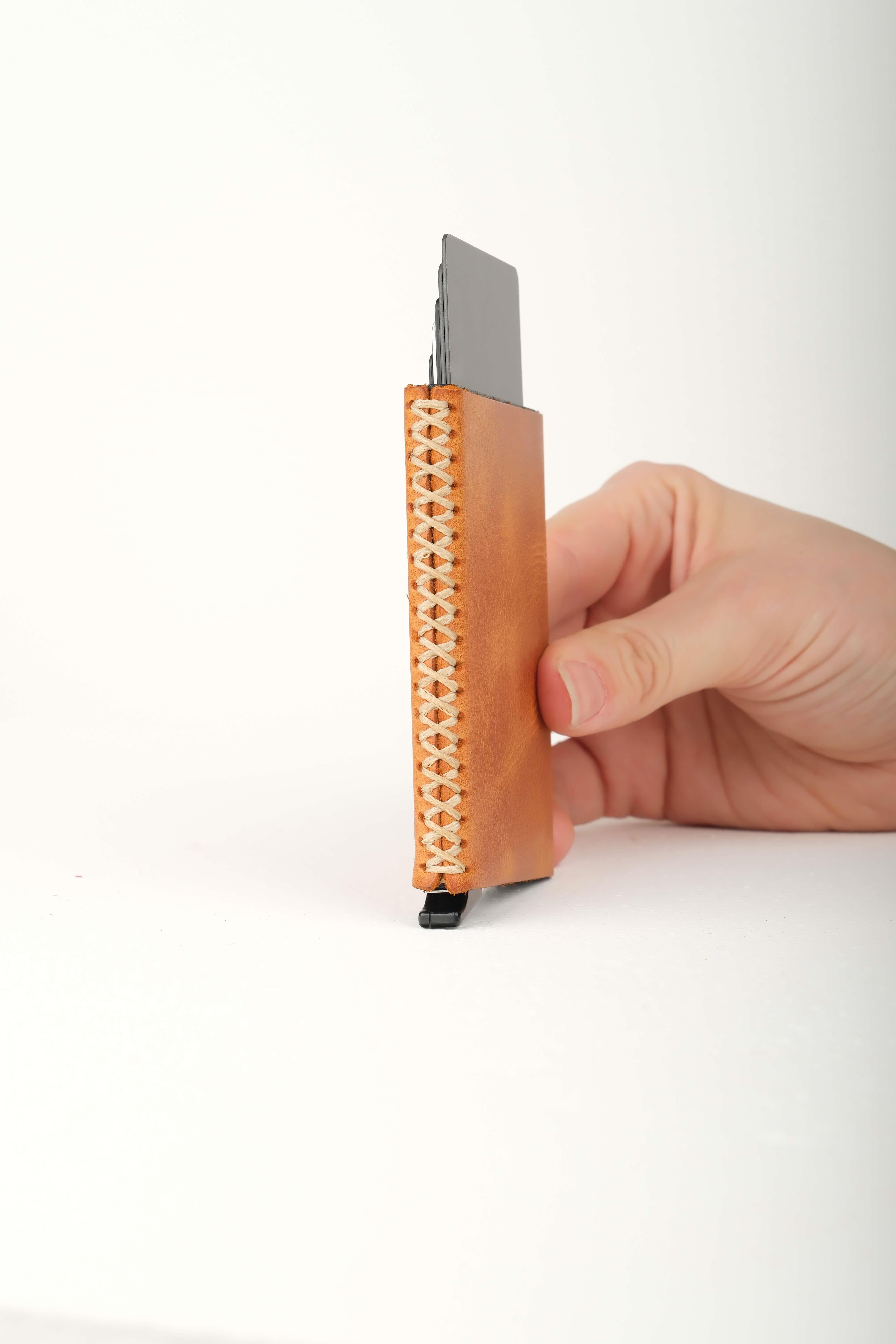 Cortex Slim Hakiki Deri Bölmeli Kızaklı Mekanizmalı Kartlık Cüzdan&Kartlık KonseptWATCHOFROYALCortexCortex Slim Hakiki Deri Bölmeli Kızaklı Mekanizmalı Kartlık 