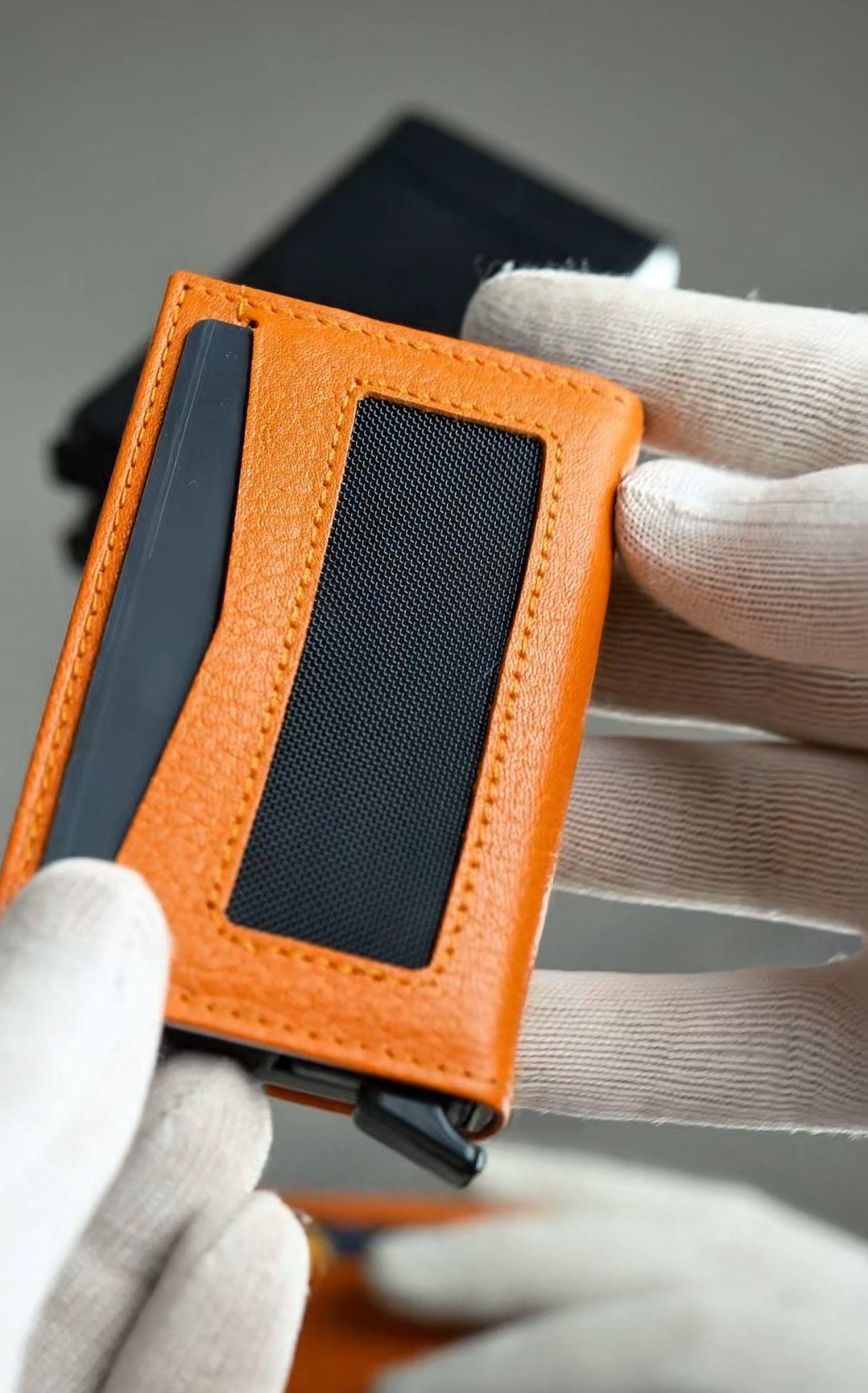 Hakiki Deri TURUNCU 12 Kart Kapasiteli RFID Korumalı Mekanizmalı KartlıkCüzdan&Kartlık KonseptWATCHOFROYALKARTLIKHakiki Deri TURUNCU 12 Kart Kapasiteli RFID Korumalı Mekanizmalı Kartlık